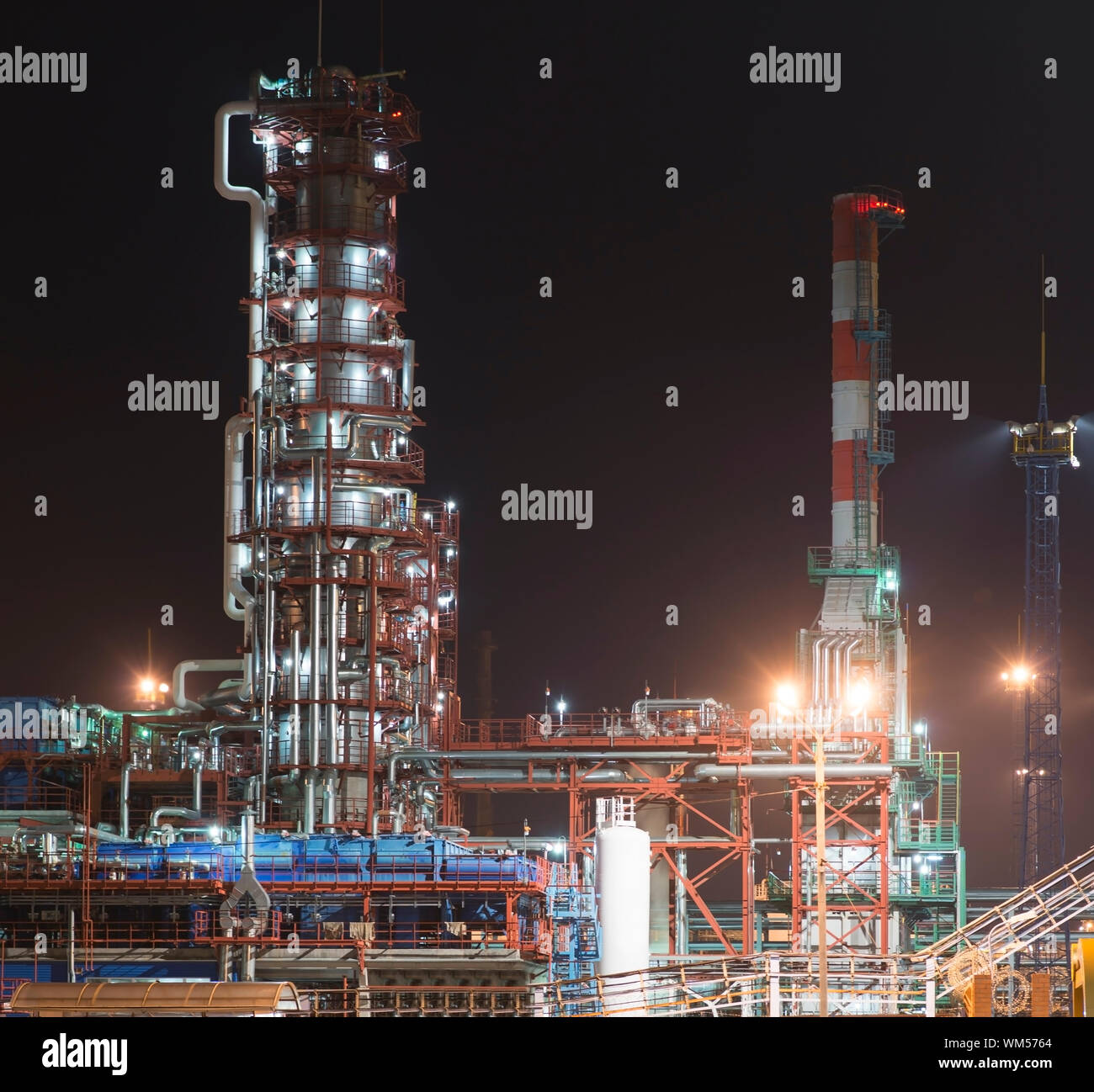 Moderno stabilimento di notte illuminata dalla luce elettrica Foto Stock