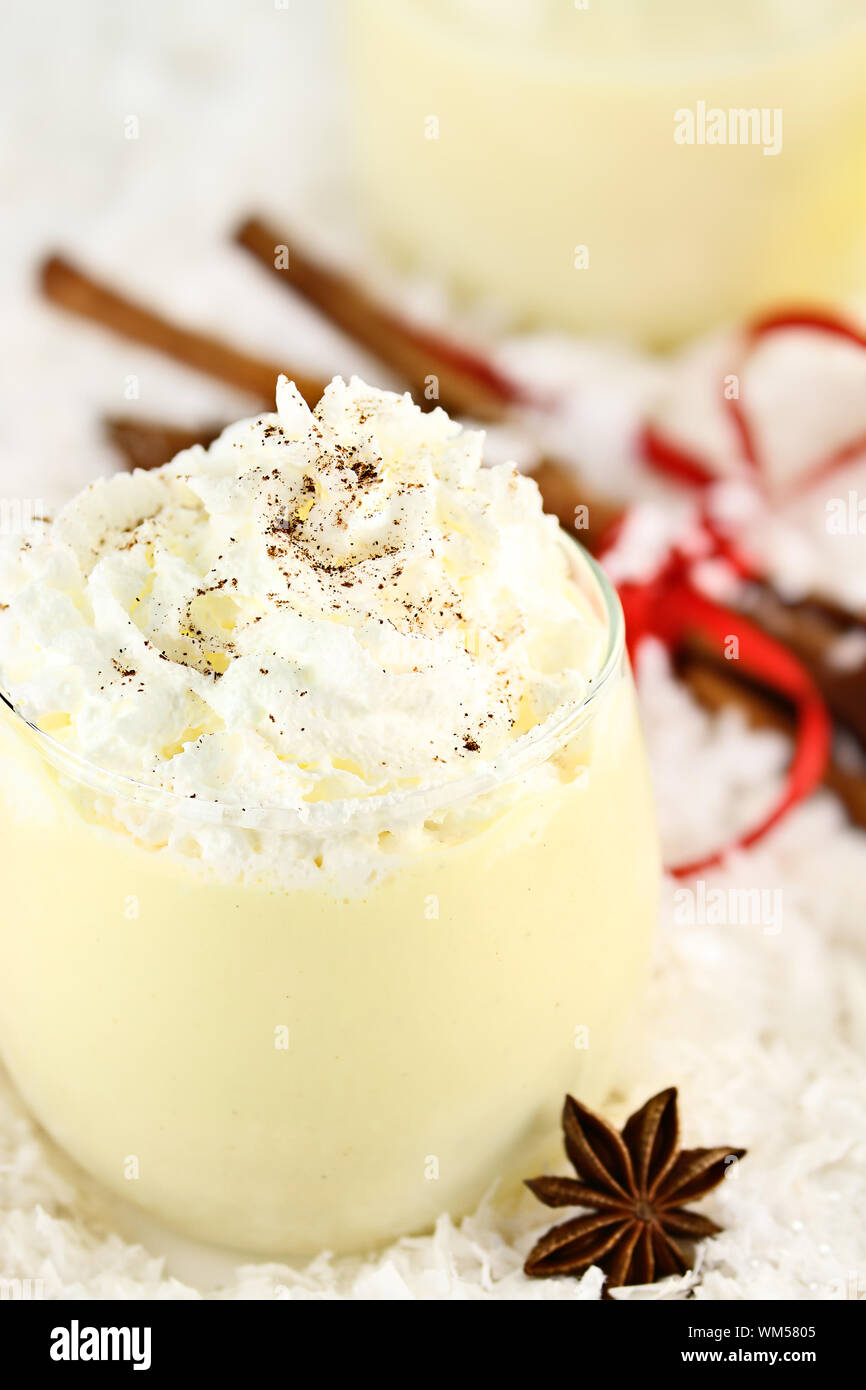 Zabaione fresco con la Cram di panna montata e spolverate con la cannella. Estrema profondità di campo con il fuoco selettivo sulla panna montata. Foto Stock