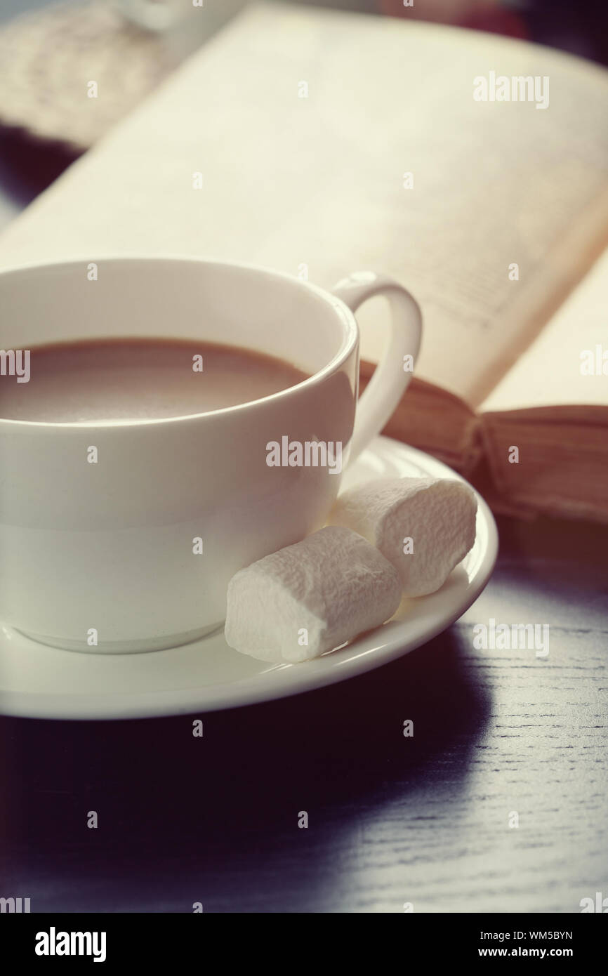 Caffè e libro Foto Stock