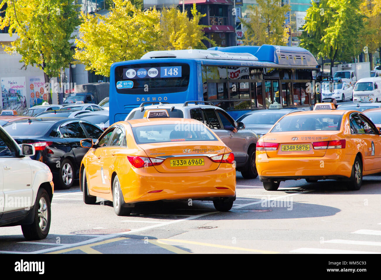 Avvicinamento del traffico su una strada trafficata attraverso il quartiere di Gangnam Foto Stock