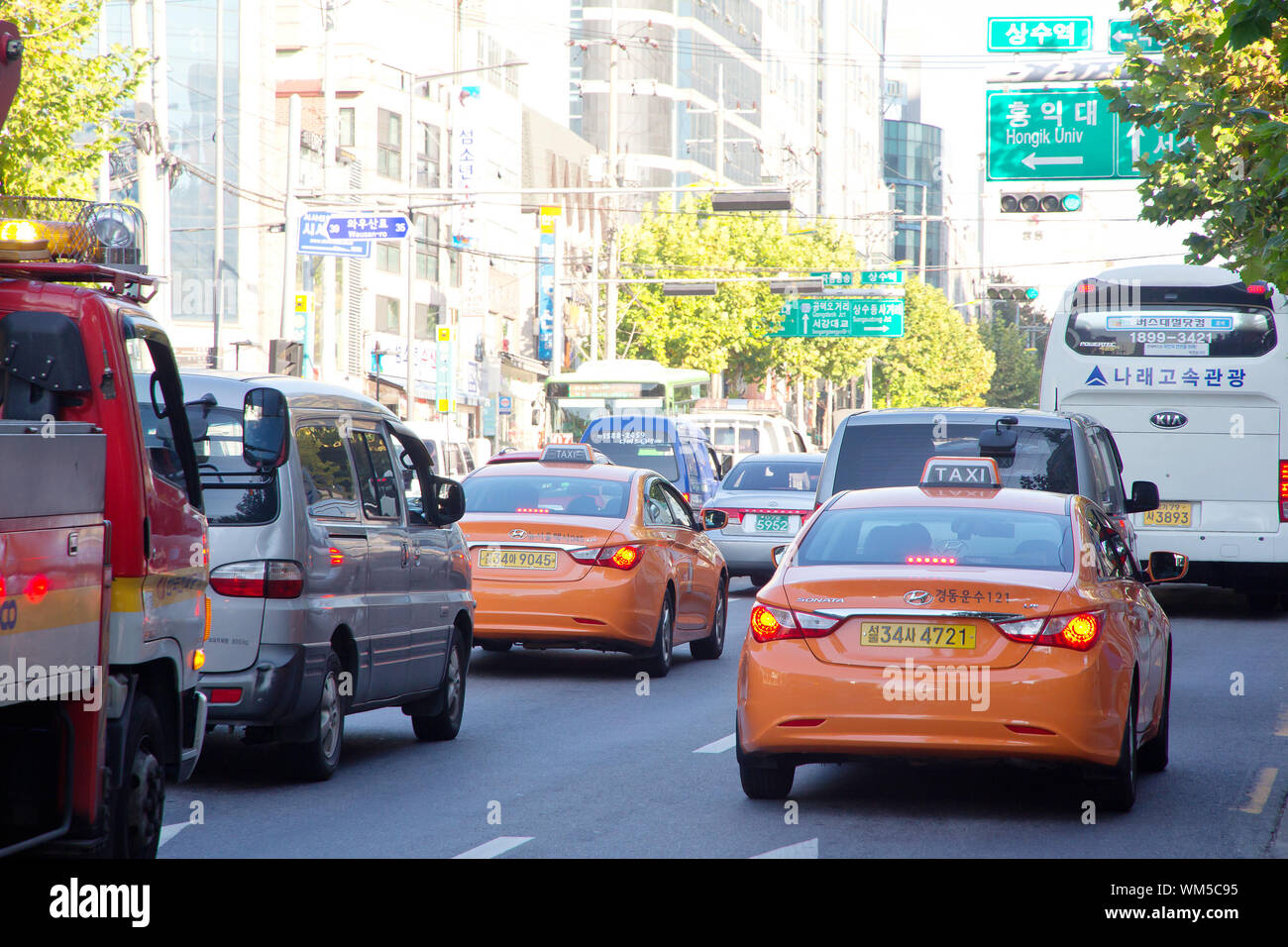 Avvicinamento del traffico su una strada trafficata attraverso il quartiere di Gangnam Foto Stock