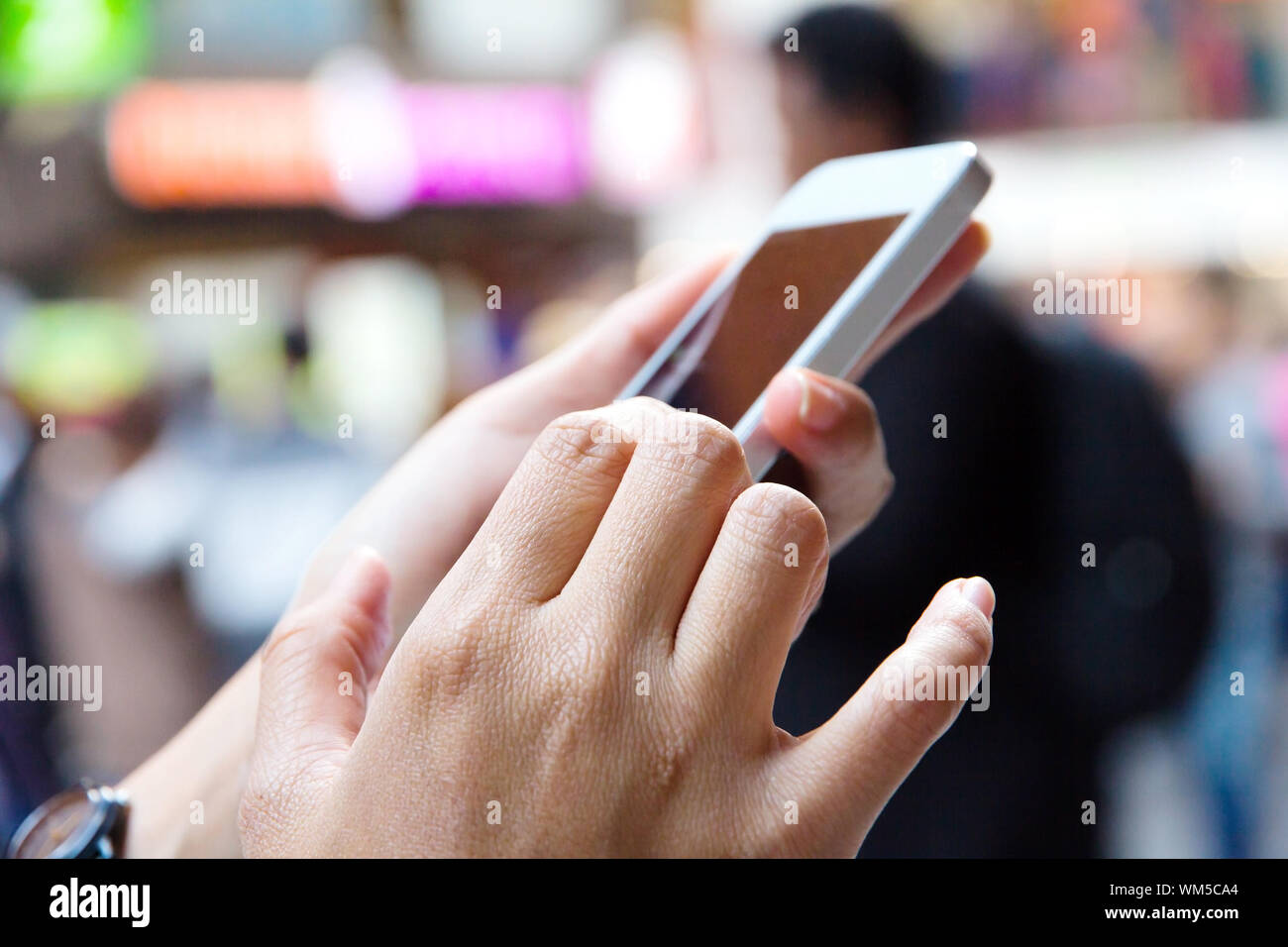 Donna che utilizza un telefono intelligente Foto Stock