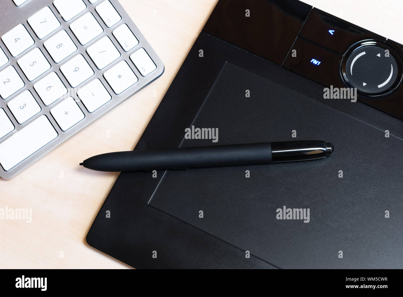 La pen tablet disposti con moderne la tastiera sulla scrivania in legno Foto Stock