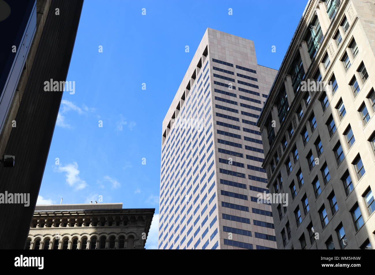 Edifici contro un cielo blu lungo Washington St, Boston, MA Foto Stock