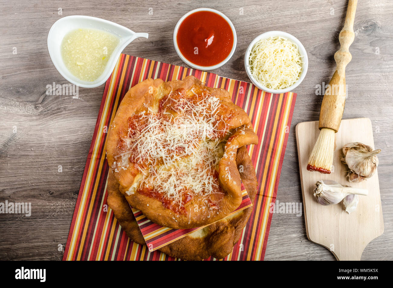 Carnevale tradizionale fast food specialty fritto di pasta di pane con formaggio, ketchup e aglio Foto Stock