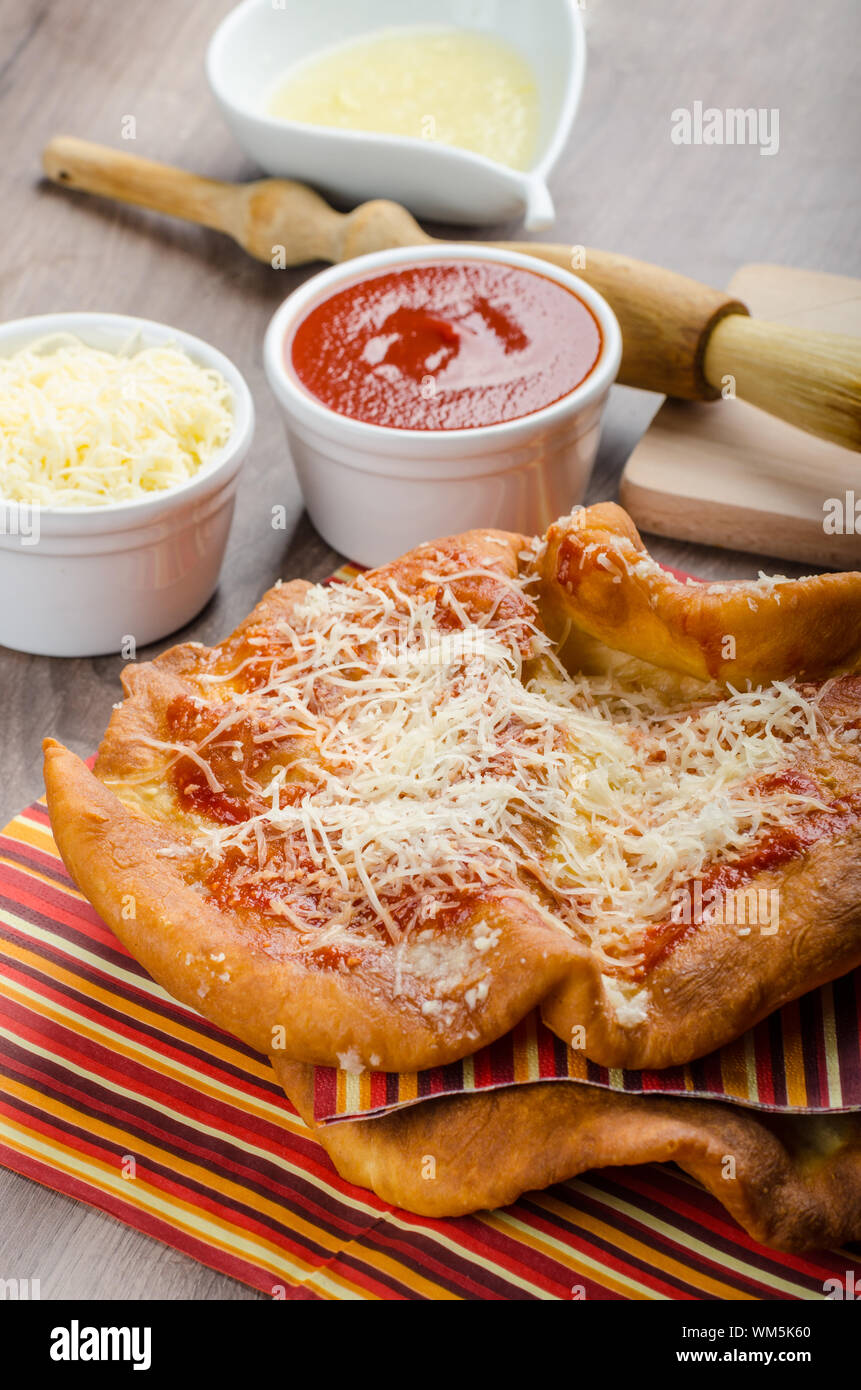Carnevale tradizionale fast food specialty fritto di pasta di pane con formaggio, ketchup e aglio Foto Stock