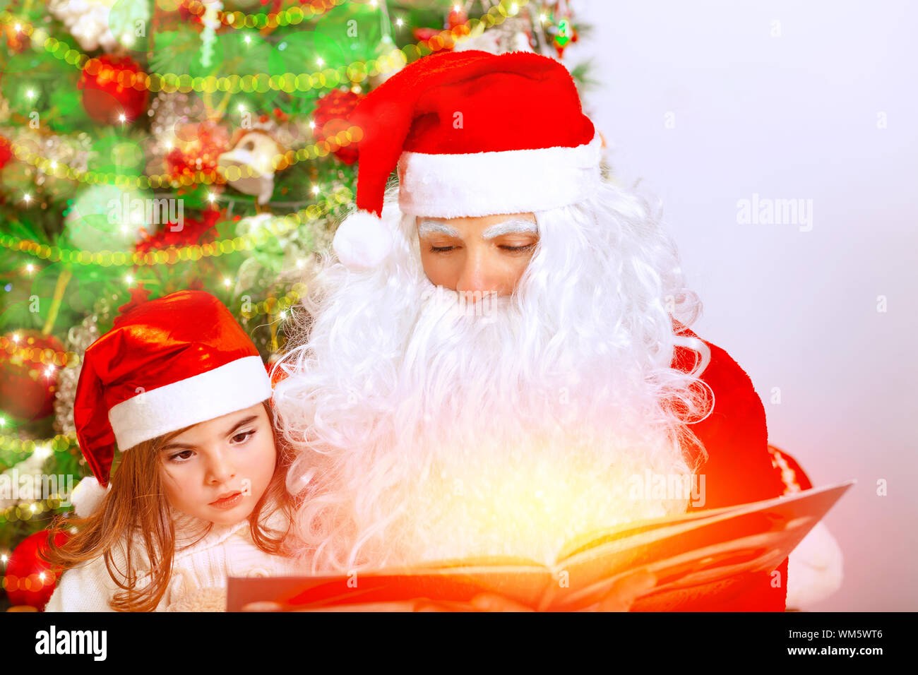 Babbo Natale con graziosi nipote Foto Stock