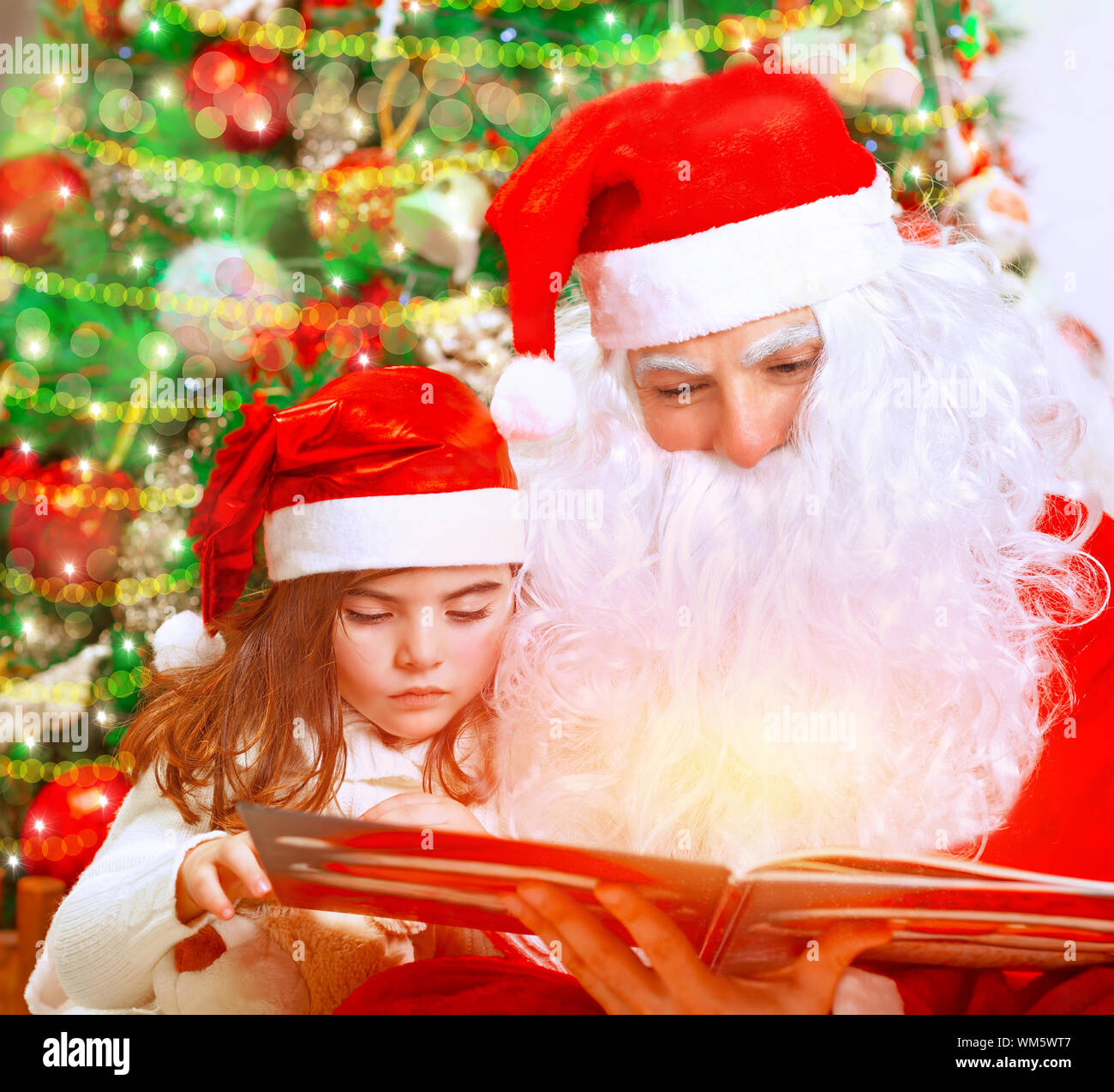 Favola di lettura con Babbo Natale Foto Stock