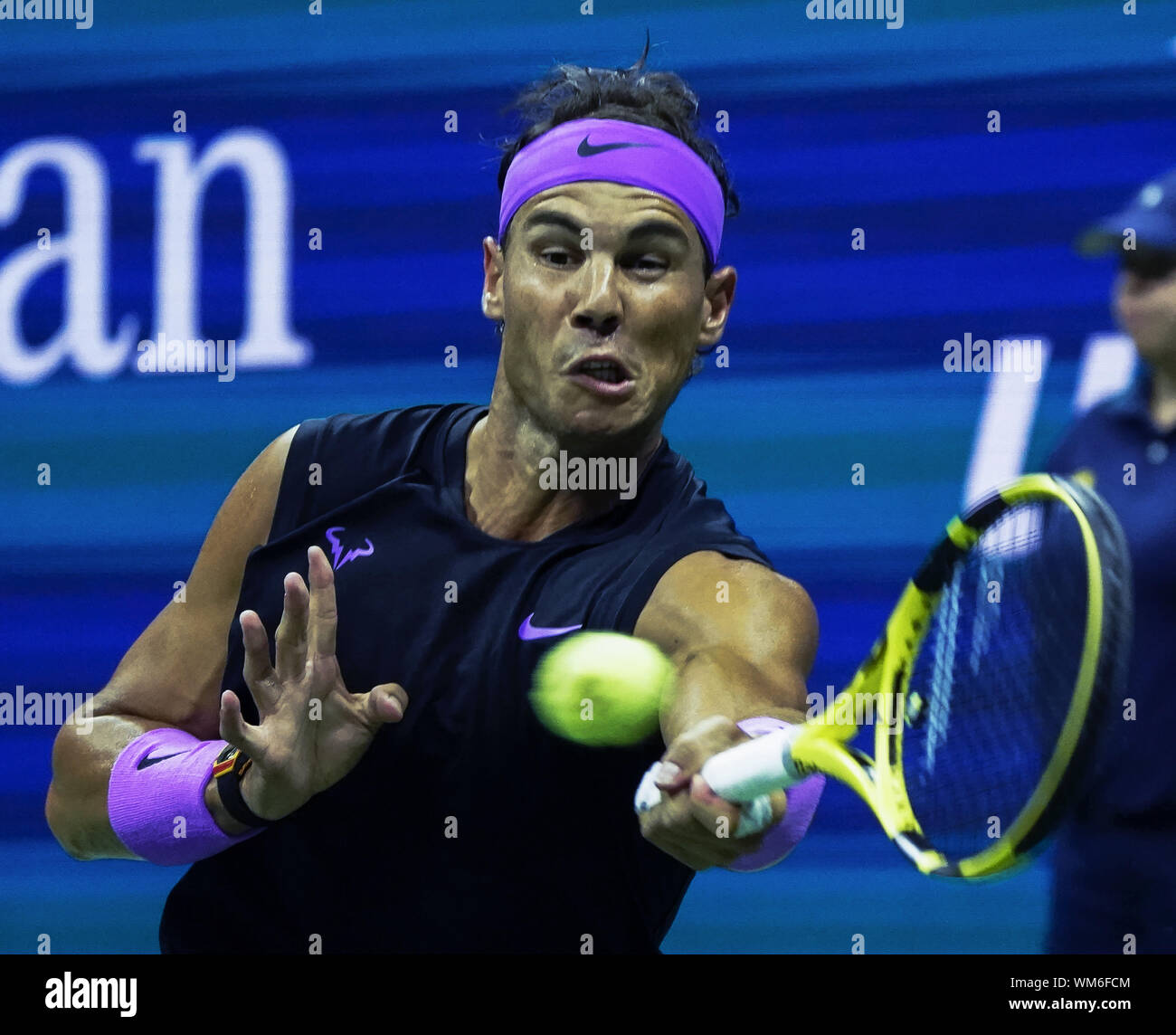 Il Flushing Meadow, Stati Uniti. 04 Sep, 2019. Bianca Andreescu, del Canada, restituisce un colpo da Elise Mertens, Belgio, nel loro quarto di finale di partita in Arthur Ashe Stadium al 2019 US Open Tennis campionati a USTA Billie Jean King National Tennis Center su Mercoledì, 4 settembre 2019 a New York City. Foto di Ray Stubblebine/UPI Credito: UPI/Alamy Live News Foto Stock