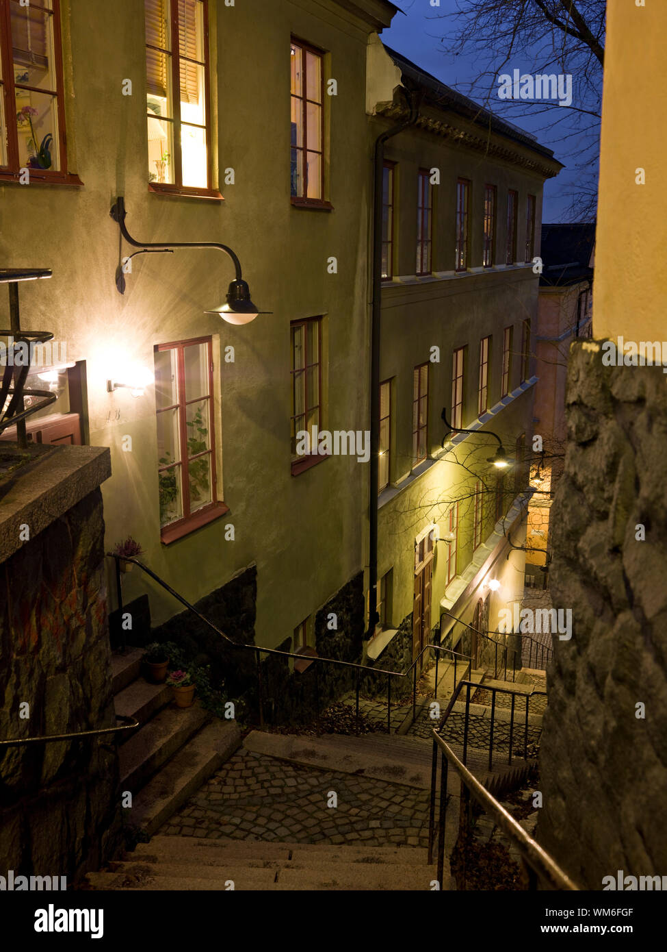 Vicolo con scale di notte in una città Foto Stock