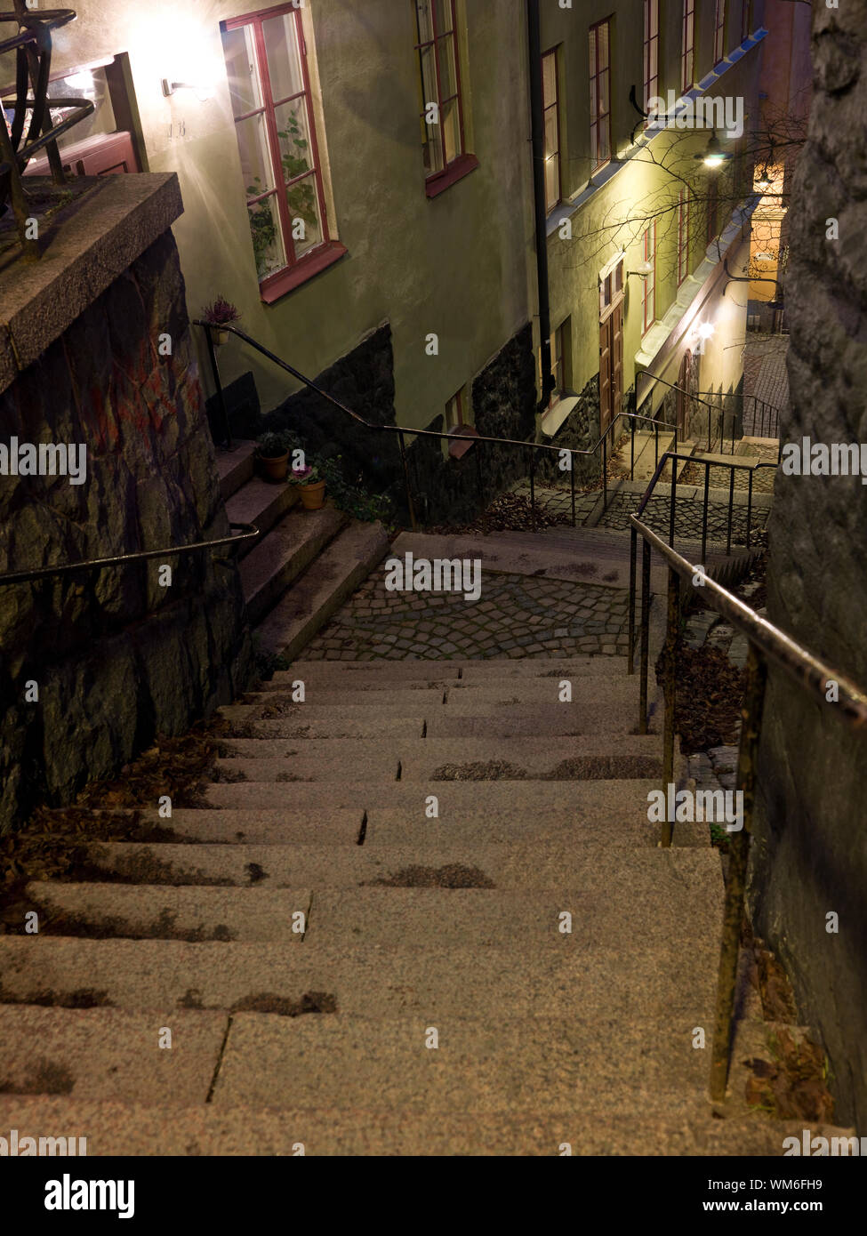 Vicolo con scale di notte in una città Foto Stock