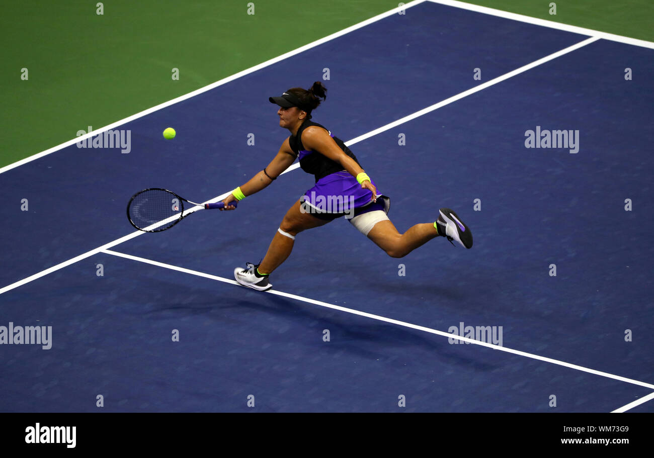 Flushing Meadows, New York, Stati Uniti - 4 settembre, 2019. Bianca Andreescu del Canada in azione contro Elise Martens del Belgio durante la loro quarterfinal corrisponde a US Open di oggi. Andreescu ha vinto in tre set di anticipo per le semifinali. Credito: Adam Stoltman/Alamy Live News Foto Stock