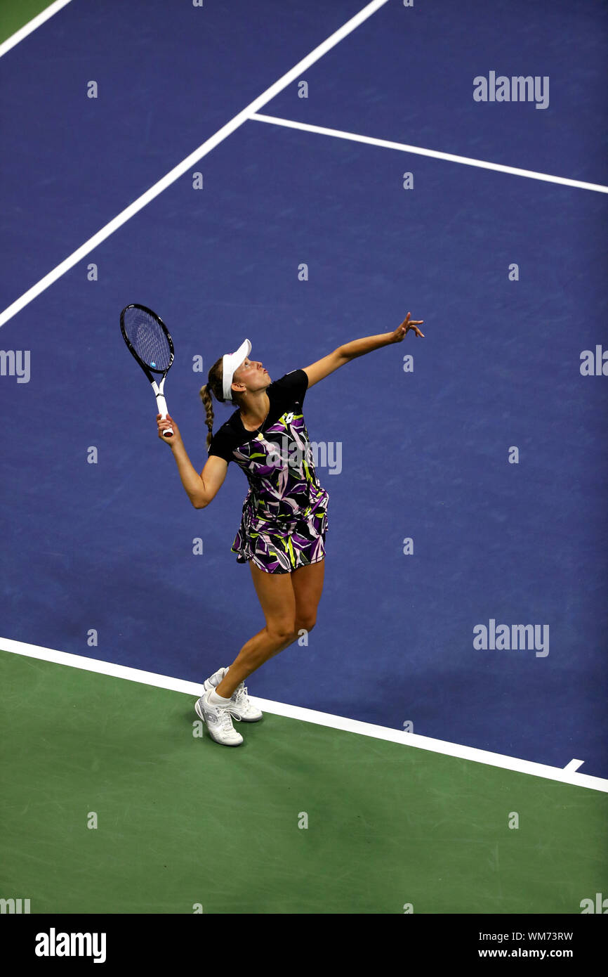 Flushing Meadows, New York, Stati Uniti - 4 settembre, 2019. Elise Martens del Belgio che serve a Bianca Andreescu del Canada durante i loro quarti corrisponde a US Open di oggi. Andreescu ha vinto in tre set di anticipo per le semifinali. Credito: Adam Stoltman/Alamy Live News Foto Stock