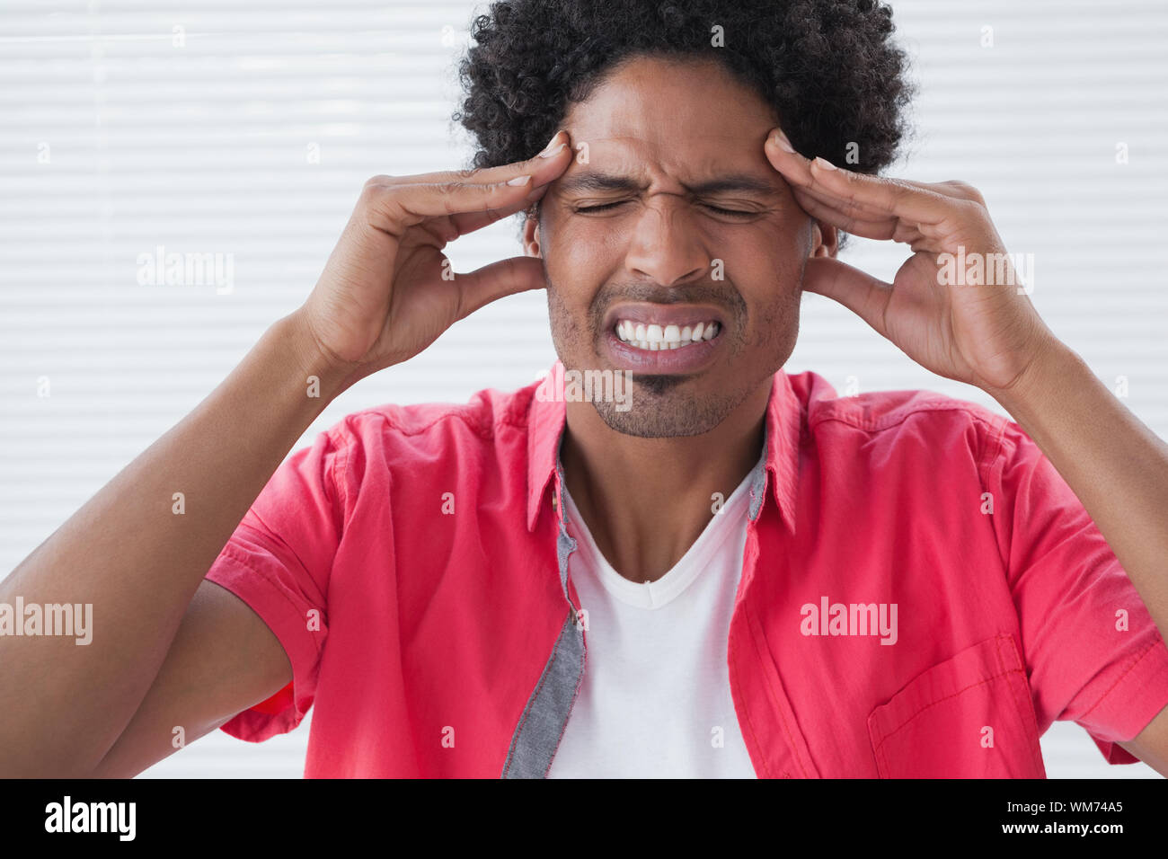 Imprenditore ha sottolineato come ottenere un mal di testa nel suo ufficio Foto Stock