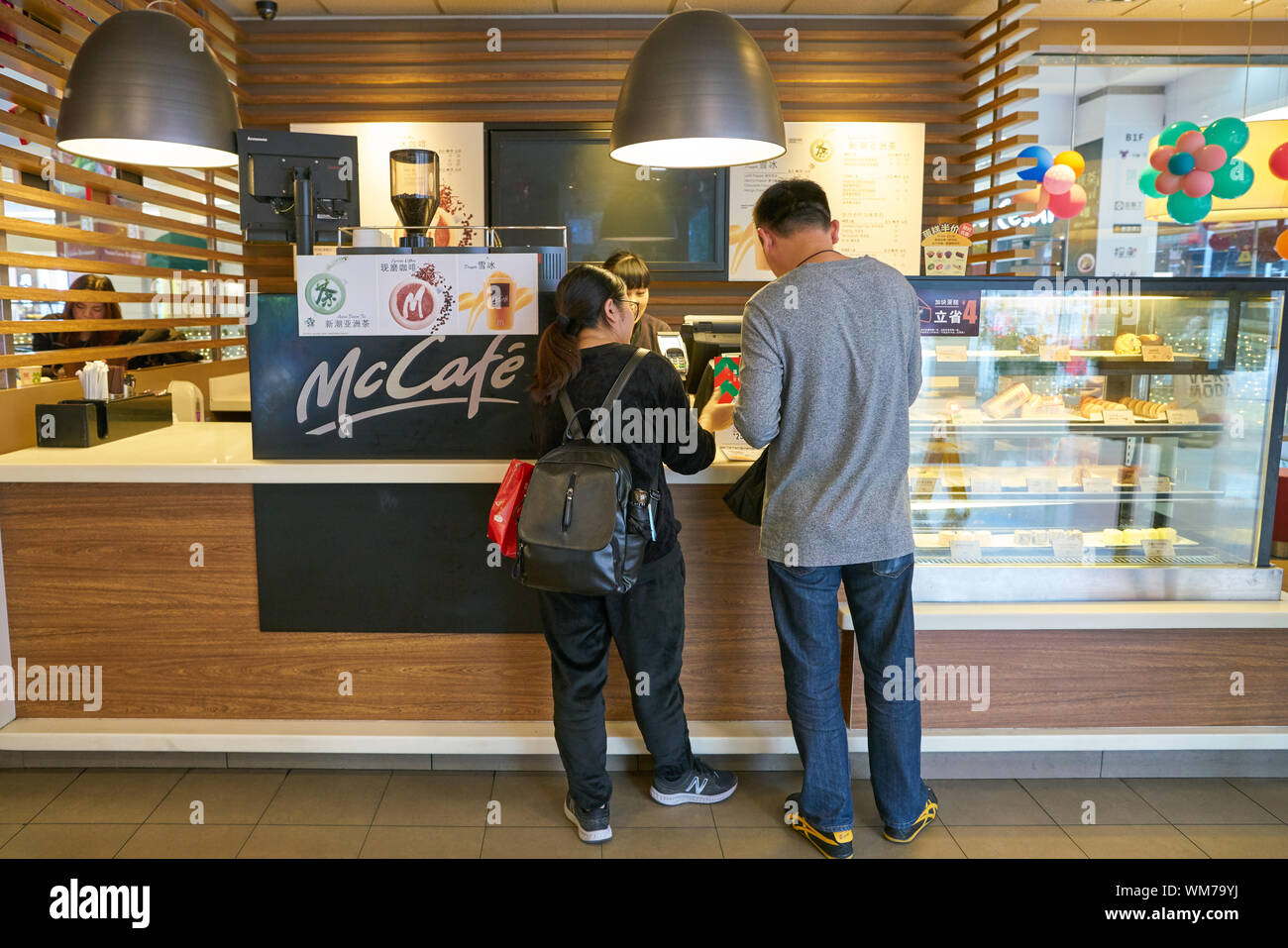 SHENZHEN, Cina - circa gennaio, 2019: persone ordinazione presso il contatore a McCafe a Shenzhen, Cina. Foto Stock