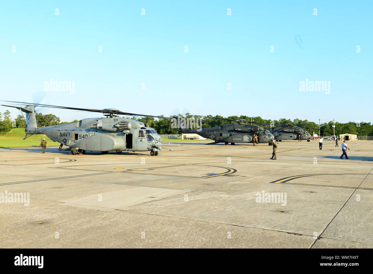 PENSACOLA, Fla. - Tre MH-53 i draghi del mare con elicotteri contromisure Mine Squadron (HM) 14 dalla Naval Air Station Norfolk, Virginia, arrivano in Pensacola NAS Sett. 4. Un ulteriore MH-53 da HM-14 atterrato tardi Pensacola NAS. Gli aerei sono staging in Pensacola NAS potenzialmente a fornire assistenza dopo l'uragano Dorian. Uragano Dorian sta attualmente procedendo verso nord lungo la costa orientale degli Stati Uniti. Foto Stock