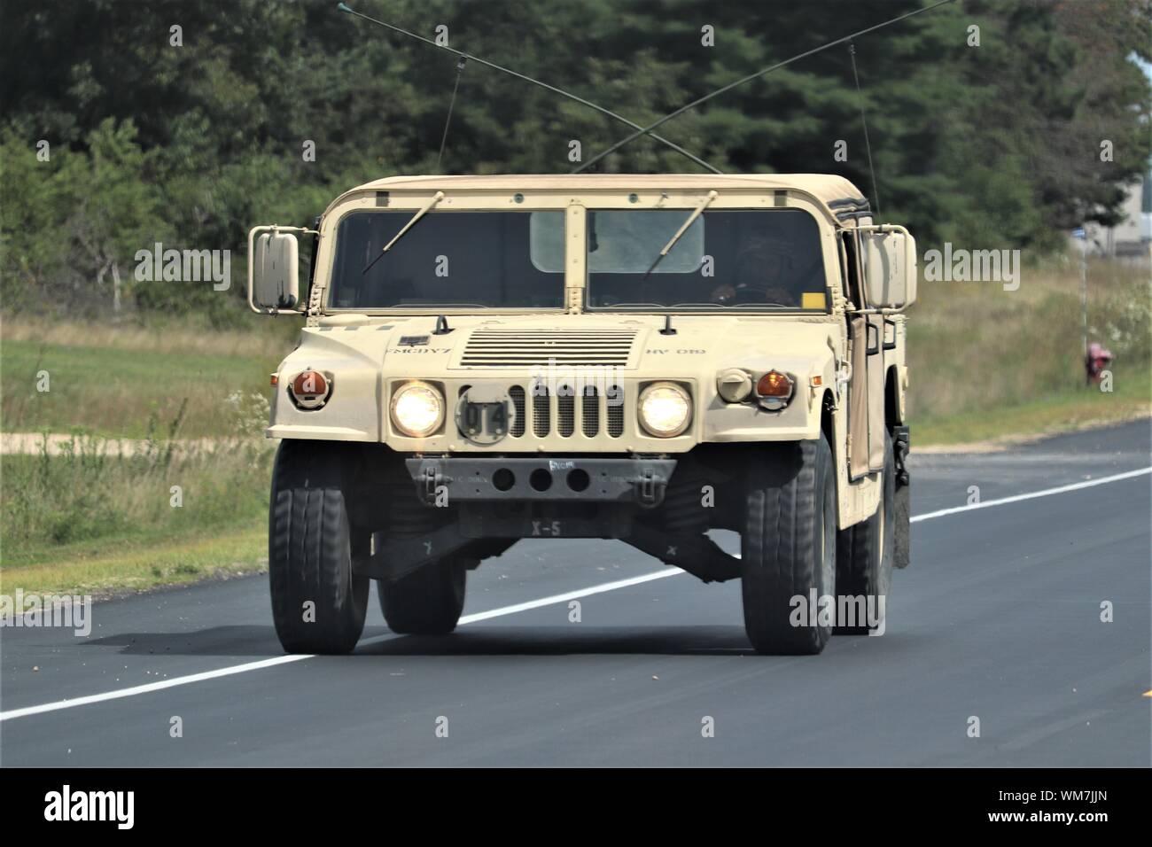 Soldati a Fort McCoy, Wis., per la formazione della 86a Divisione Formazione di combattimento Formazione Supporto esercizio 86-19-04 azionare un Humvee il 21 agosto 2019, sull'area di cantonment. L'esercizio incluse migliaia di membri del servizio e ha coinciso con altri esercizi di subordinati che avvengono sul post in agosto 2019, quali Global Medic e Patriot guerriero. (U.S. Foto dell'esercito da Scott T. Sturkol, Ufficio per gli affari pubblici, Fort McCoy, Wis.) Foto Stock