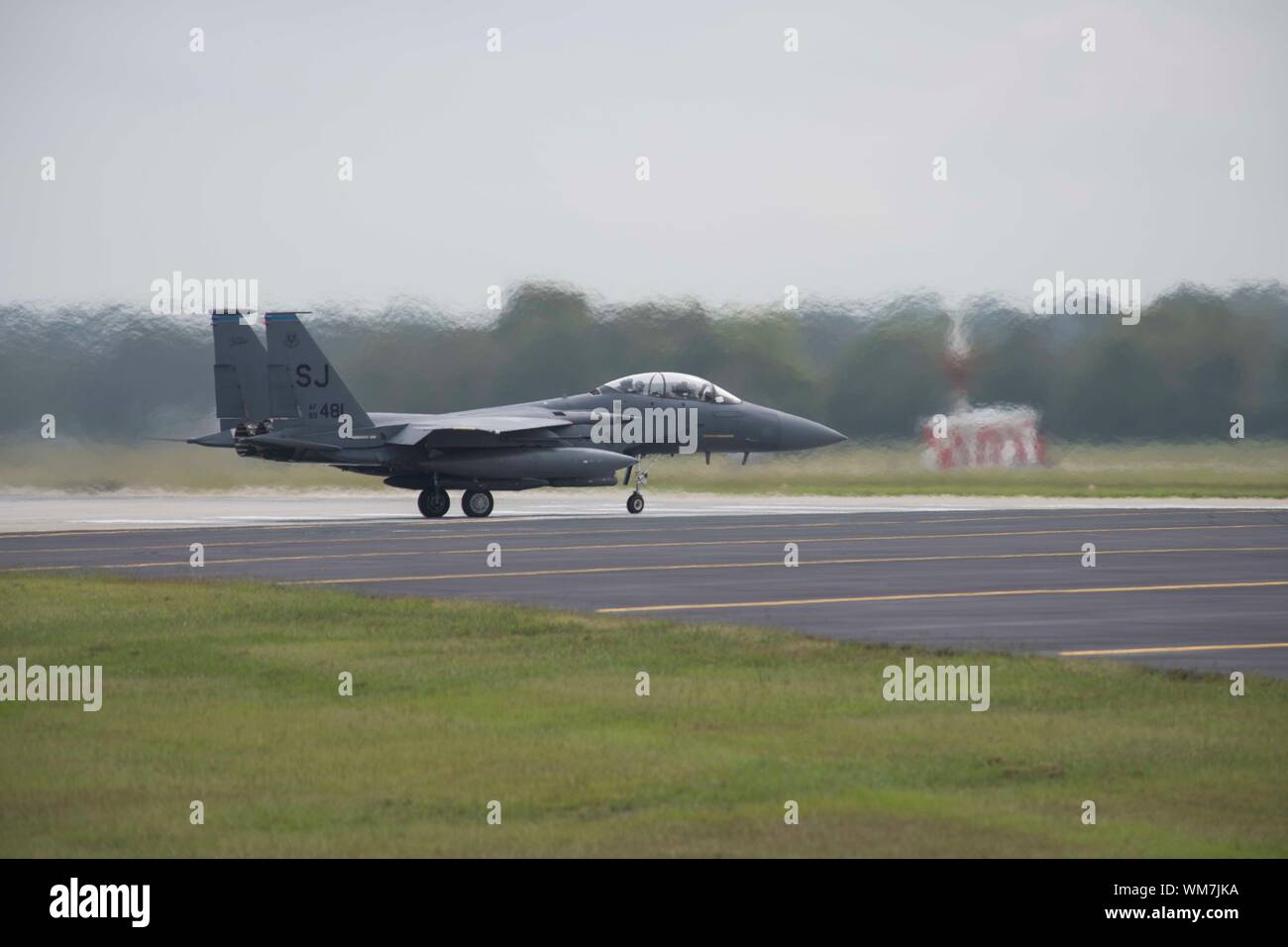 Un F-15E Strike Eagle si prepara per il decollo durante un riposizionamento in anticipo di uragano Dorian, 4 settembre 2019, presso Seymour Johnson Air Force Base in North Carolina. Più di 30 aerei sono stati riposizionati a Tinker AFB, Oklahoma, come una misura precauzionale per evitare gravi meteo associato con l'uragano Dorian. (U.S. Air Force foto di Senior Airman Kenneth Boyton) Foto Stock