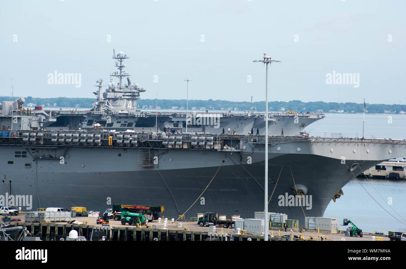 NORFOLK, Virginia (sett. 4, 2019) USS John C. Stennis (CVN-74) (retro) lascia la stazione navale di Norfolk in preparazione di uragano Dorian. Questa partenza segue l'annuncio di Sortie le condizioni Alfa dal comandante, U.S. 2a flotta. Foto Stock