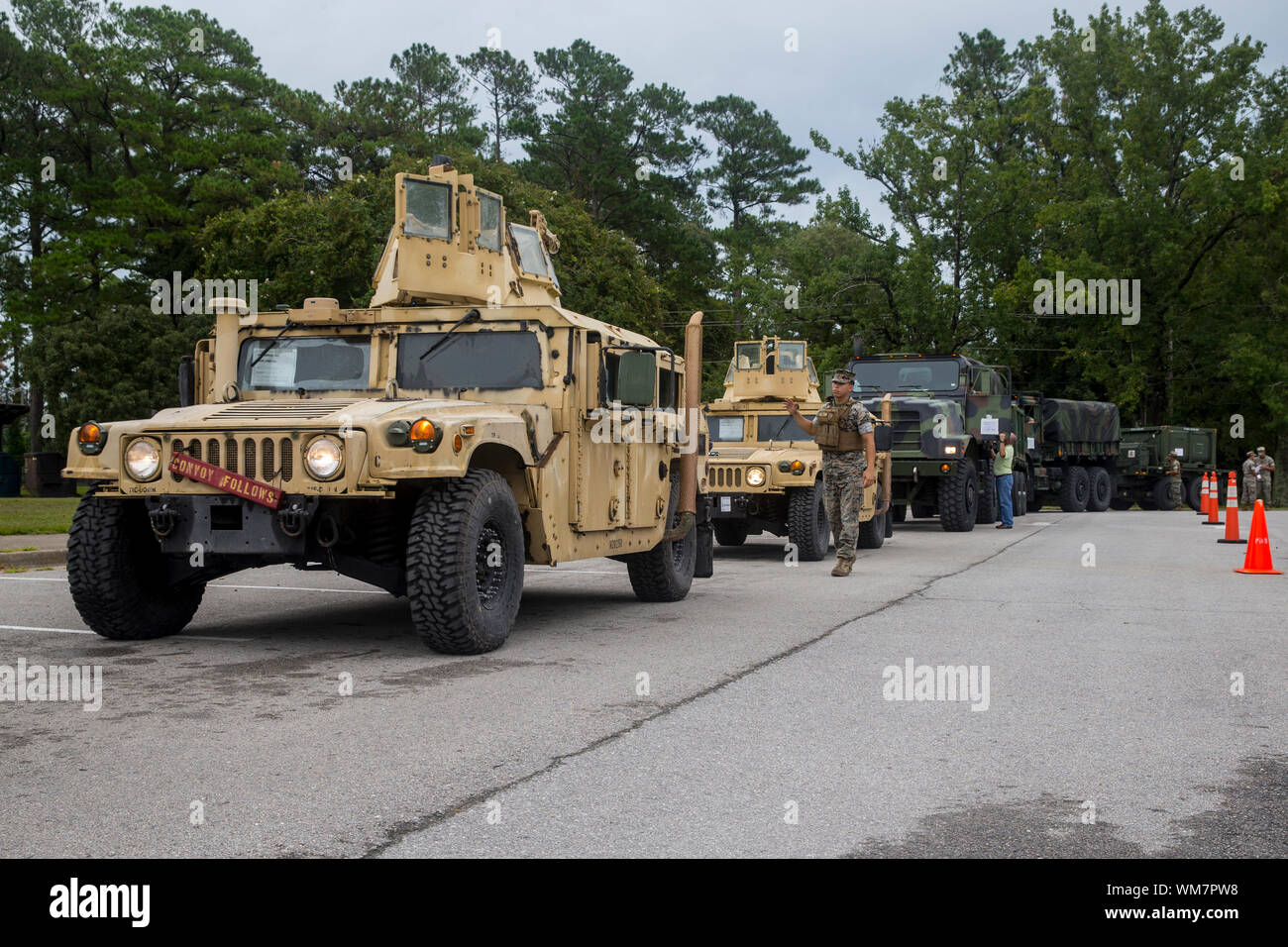 Stati Uniti Marines veicoli fase in preparazione per l'uragano Dorian, presso il Memorial Goettge Field House, in Marine Corps base Camp Lejeune, North Carolina, Sett. 4, 2019. Marines hanno lavorato per garantire che tutte le attrezzature e il personale sono preparati per le prossime piogge pesanti, forti venti e allagamenti che è associato con l'uragano Dorian. (U.S. Marine Corps Lance Cpl. Isaia Gomez) Foto Stock