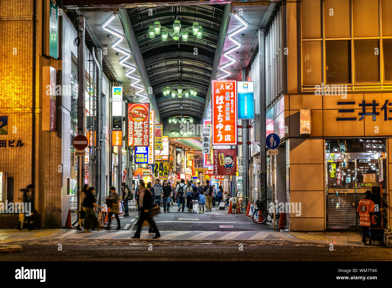 Via dello Shopping di Osaka di notte - Shinsaibashi, Osaka, Giappone Foto Stock