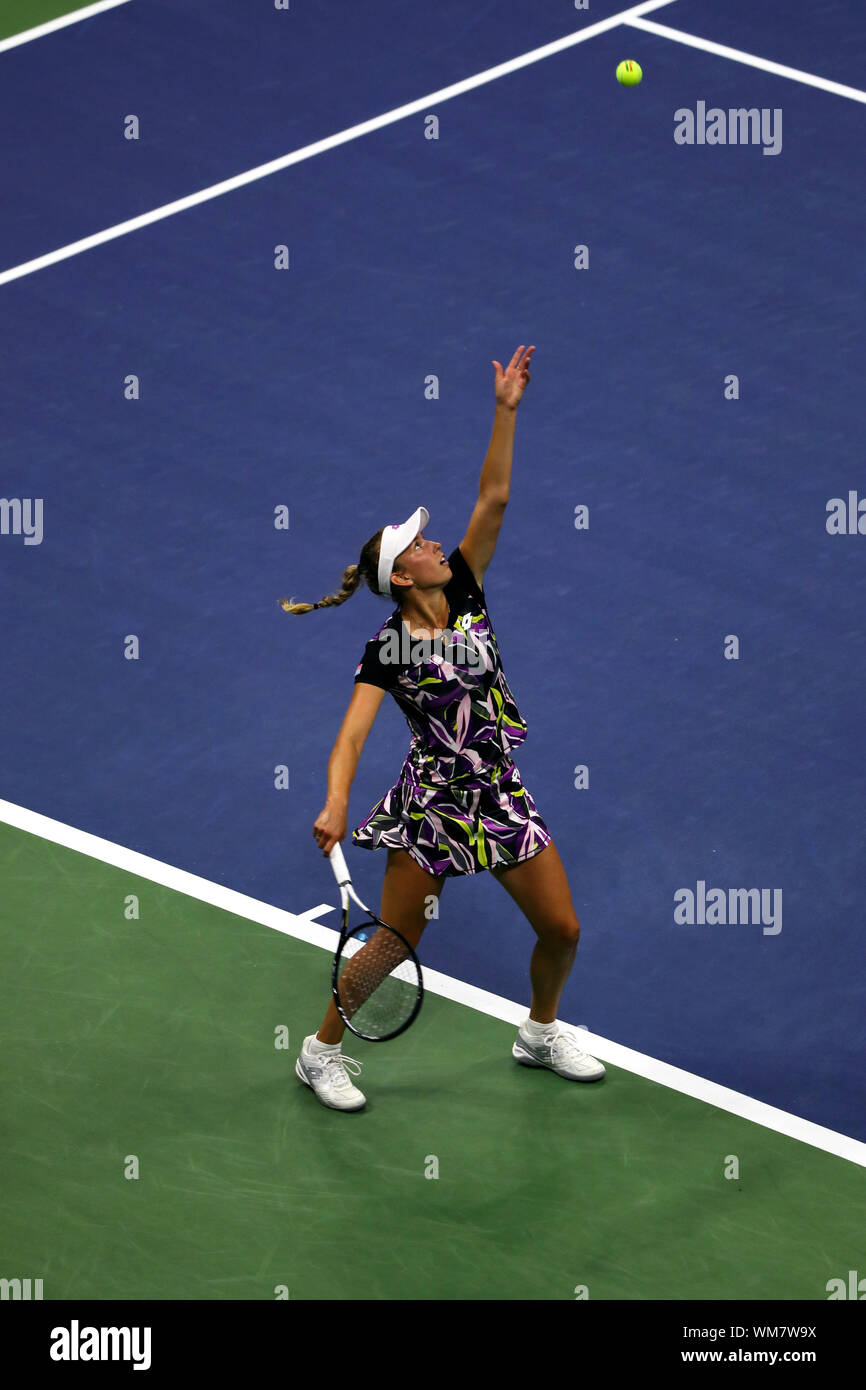 Flushing Meadows, New York, Stati Uniti - 4 settembre, 2019. Elise Martens del Belgio che serve a Bianca Andreescu del Canada durante i loro quarti corrisponde a US Open di oggi. Andreescu ha vinto in tre set di anticipo per le semifinali. Credito: Adam Stoltman/Alamy Live News Foto Stock