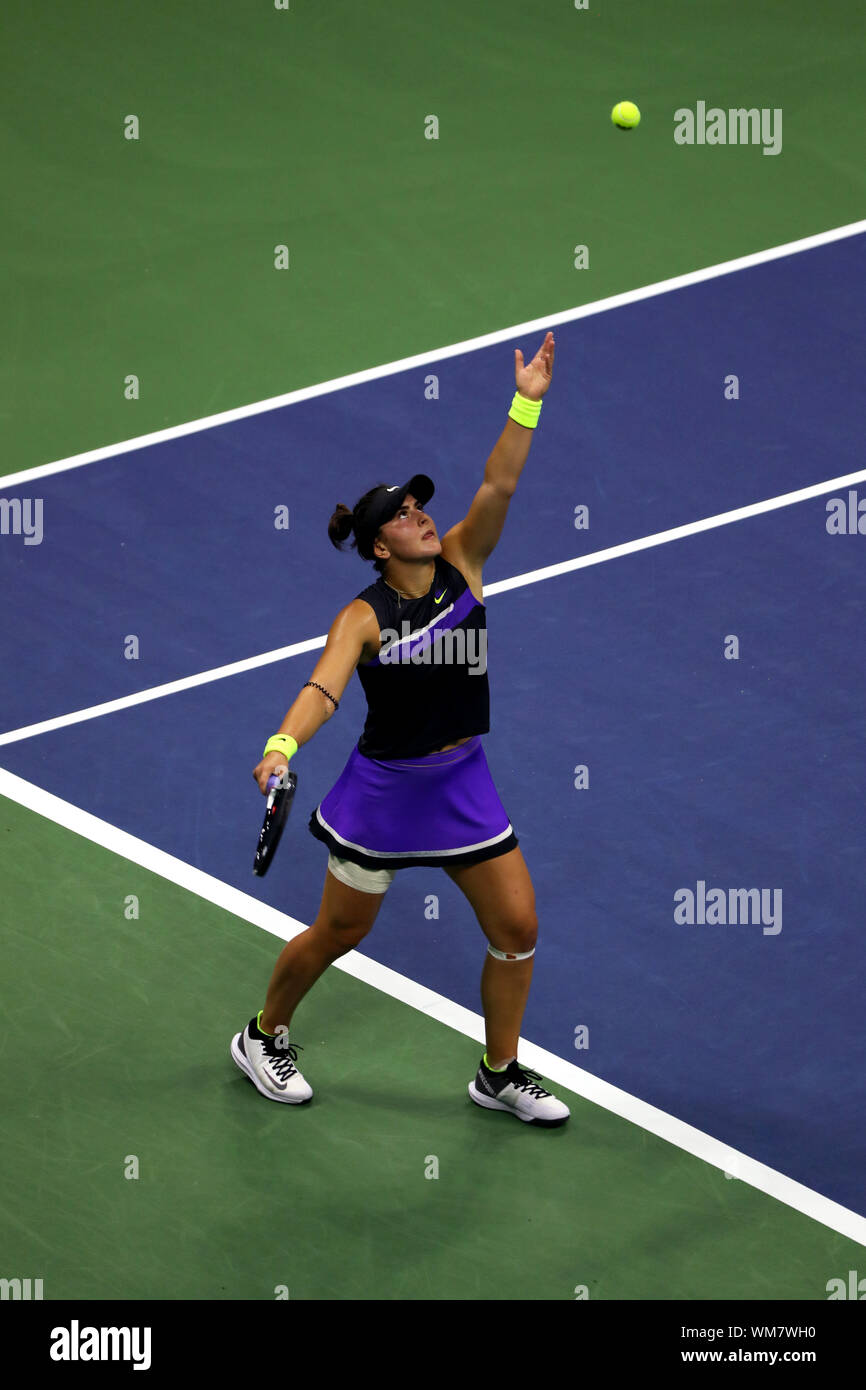 Flushing Meadows, New York, Stati Uniti - 4 settembre, 2019. Bianca Andreescu del Canada che serve ad Elise Martens del Belgio durante la loro quarterfinal corrisponde a US Open di oggi. Andreescu ha vinto in tre set di anticipo per le semifinali. Credito: Adam Stoltman/Alamy Live News Foto Stock