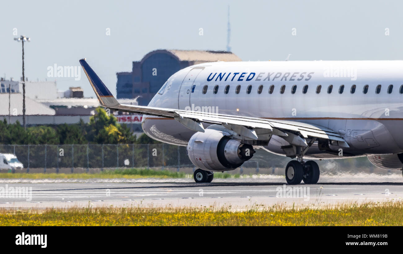 United Airlines Express Embraer 170 sulla pista all'aeroporto internazionale Pearson di Toronto. Aeroporto. Foto Stock