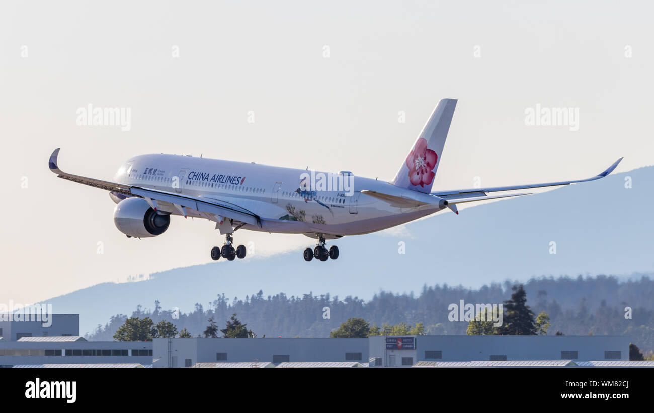 China Airlines Airbus A350-9 atterra in serata presso la panoramica Vancouver Intl. Aeroporto. Foto Stock
