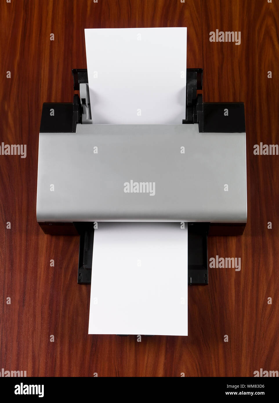 Stampante con white paper verso lo sfondo di quercia Foto Stock