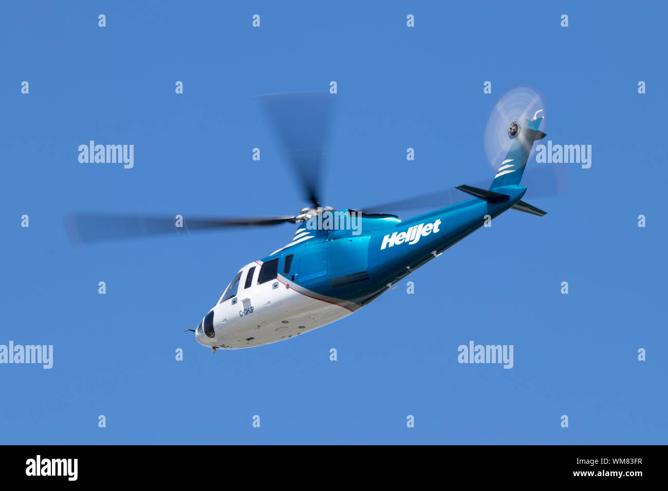Elicottero Helijet International Sikorsky S76 nel cielo sopra l'Aeroporto Internazionale di Vancouver. Aeroporto. Foto Stock