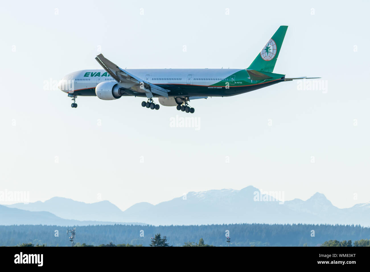 EVA Air Boeing 777 atterra in serata presso la panoramica Vancouver Intl. Aeroporto. Foto Stock