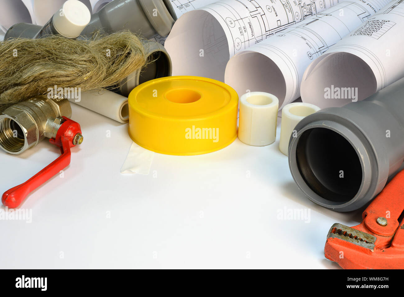 Rulli di stiro, gas chiave, raccordi, raccordo a Y, valvola a sfera, tubo di scarico, idraulico, nastro di pasta di tenuta, assorbenti tow Foto Stock