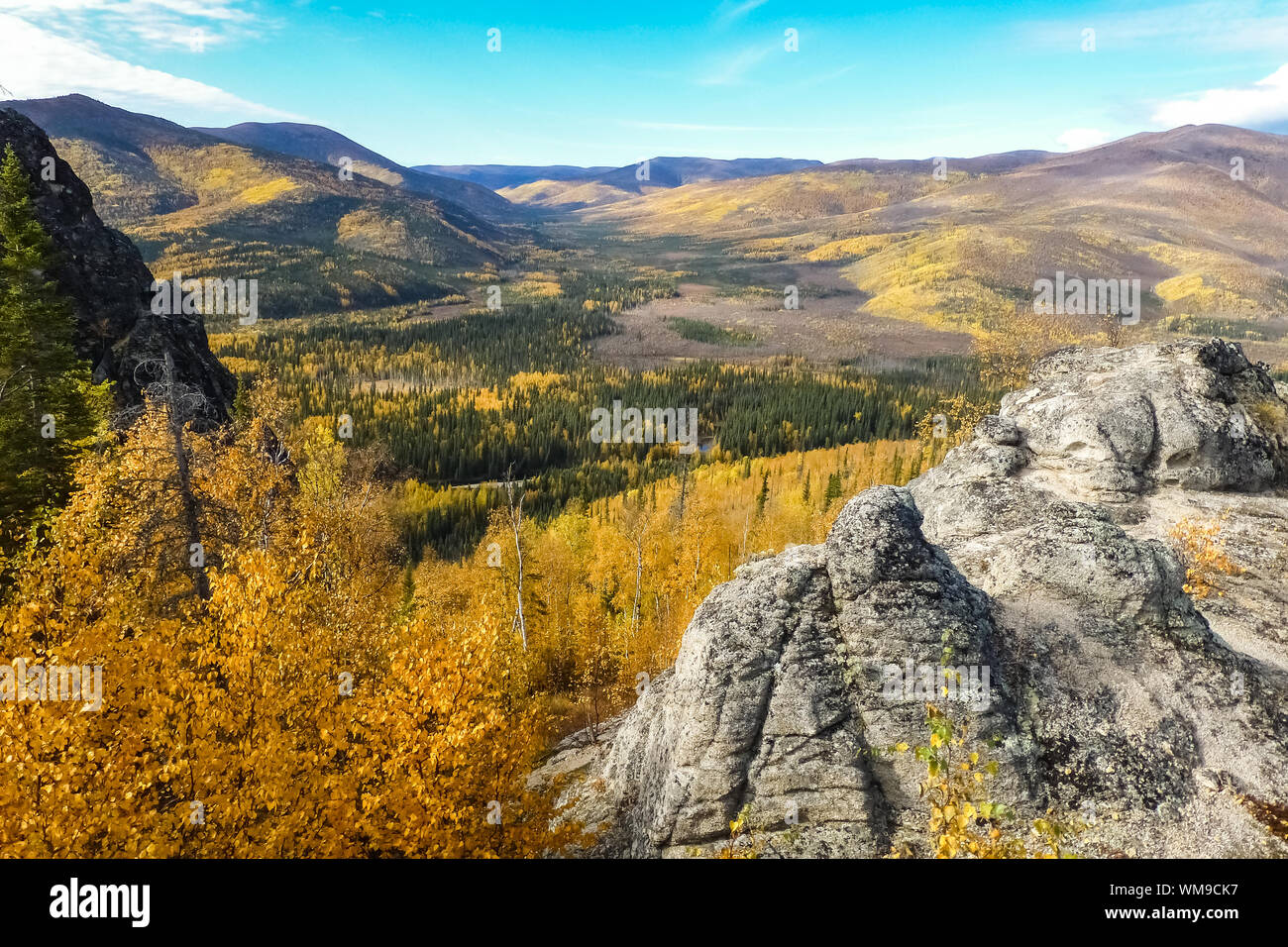 Vista panoramica sul paesaggio di caduta da Angelo Rocks Trail, Chena River State Park, Alaska Foto Stock