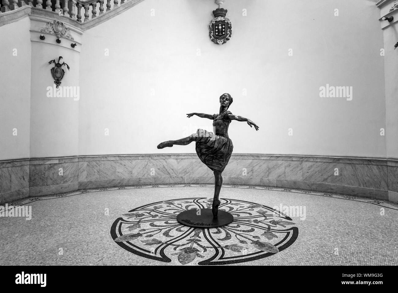 Statua di prima ballerina Alicia Alonso all'interno della Concessione teatro in Havana in bianco e nero Foto Stock