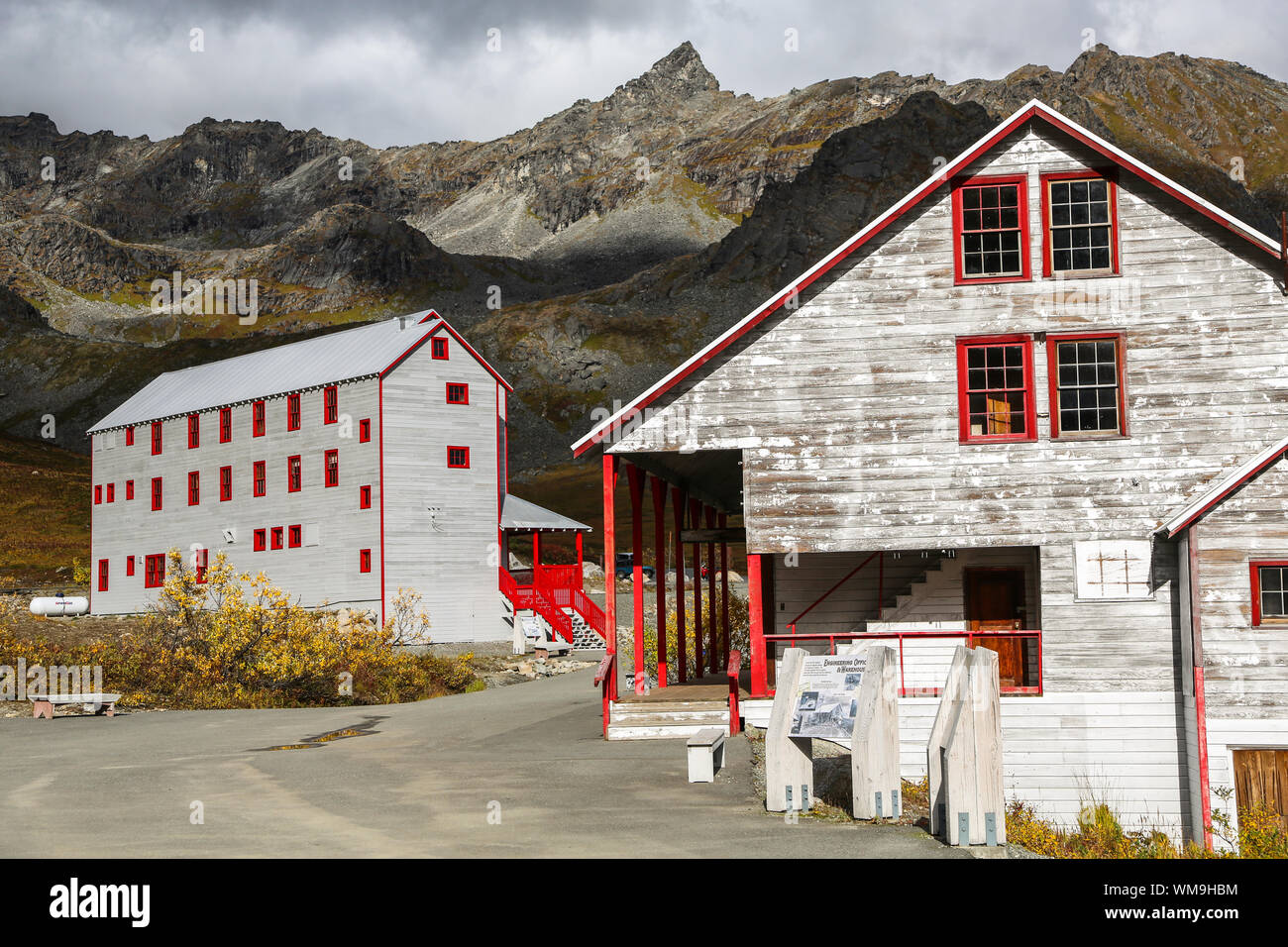Buldings storico in autunno paesaggio, indipendenza miniera, Hatcher Pass, Alaska Foto Stock