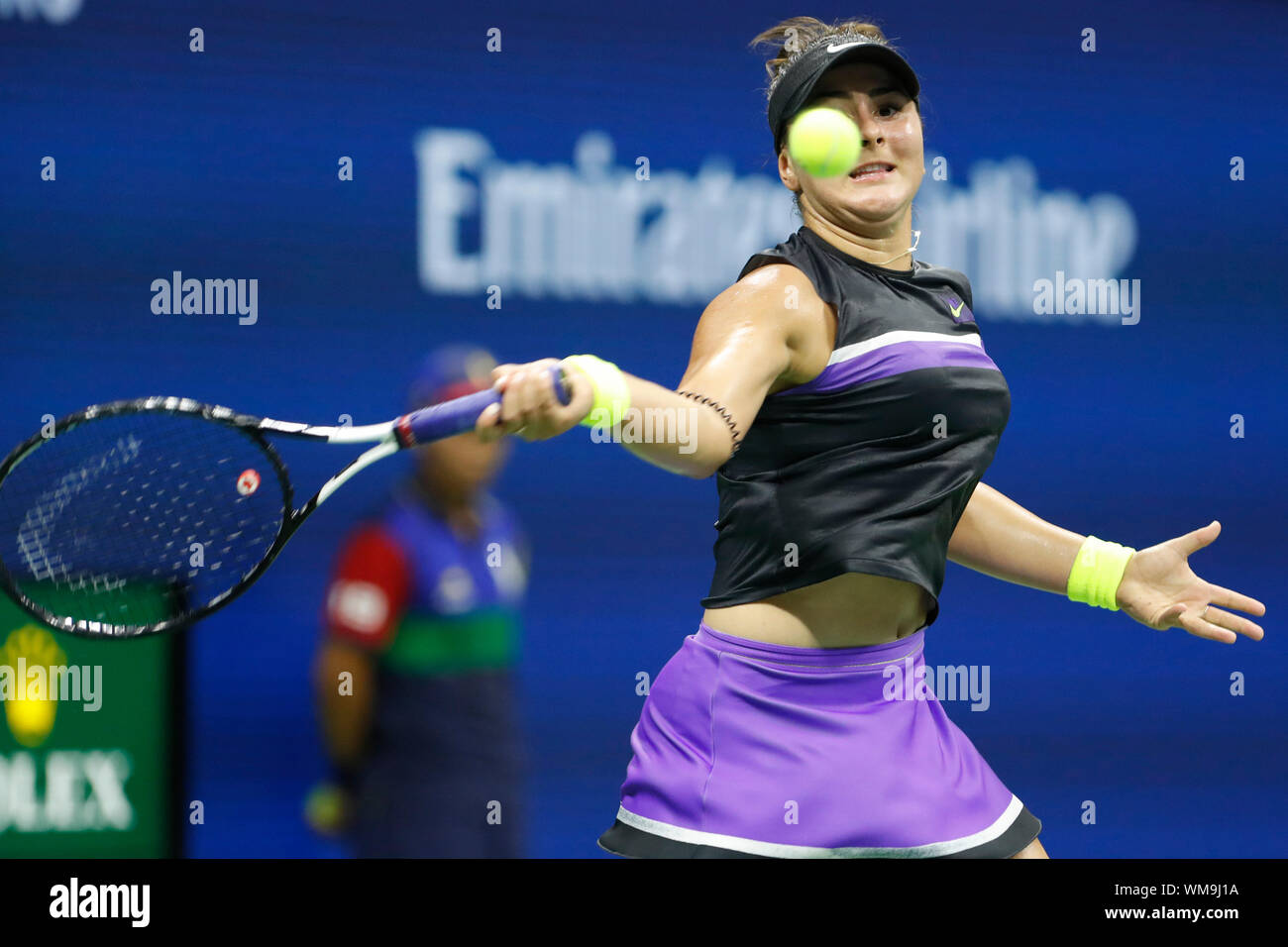 New York, Stati Uniti d'America. 4 Sep, 2019. Bianca Andreescu colpisce un ritorno durante le donne singoli quarti match tra Bianca Andreescu del Canada e Elise Mertens del Belgio al 2019 US Open in New York, Stati Uniti, Sett. 4, 2019. Credito: Li Muzi/Xinhua/Alamy Live News Foto Stock