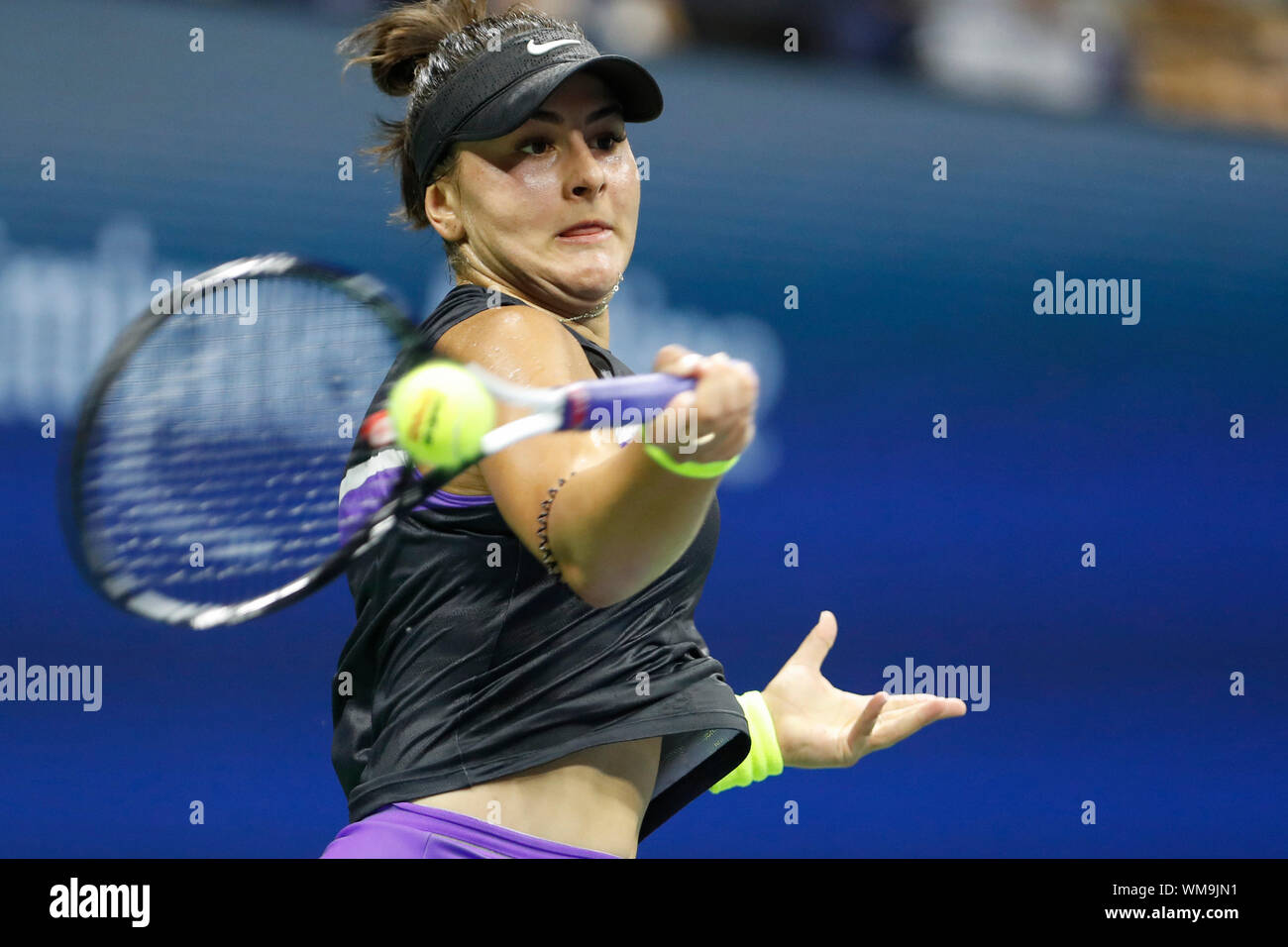 New York, Stati Uniti d'America. 4 Sep, 2019. Bianca Andreescu colpisce un ritorno durante le donne singoli quarti match tra Bianca Andreescu del Canada e Elise Mertens del Belgio al 2019 US Open in New York, Stati Uniti, Sett. 4, 2019. Credito: Li Muzi/Xinhua/Alamy Live News Foto Stock