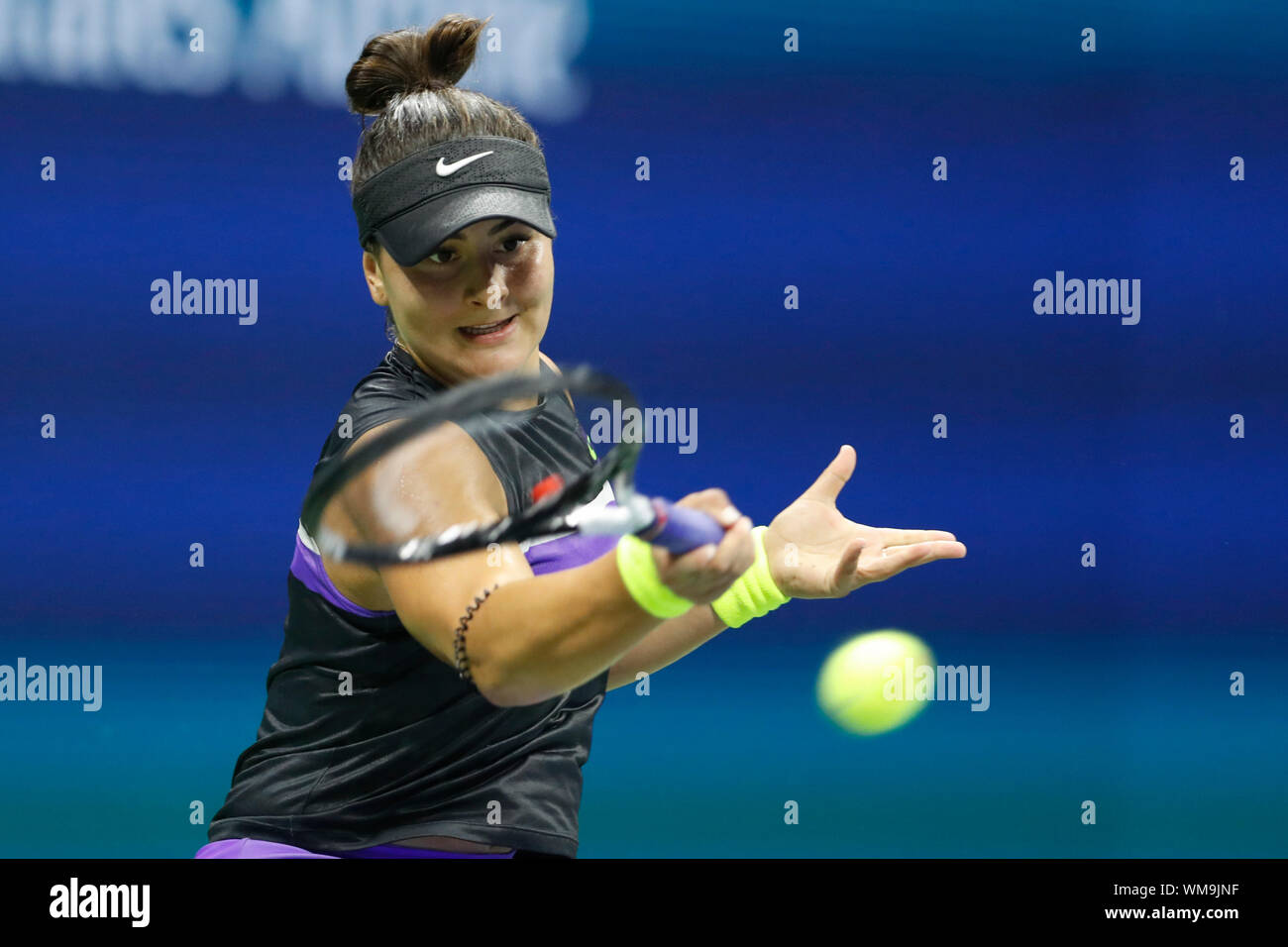 New York, Stati Uniti d'America. 4 Sep, 2019. Bianca Andreescu colpisce un ritorno durante le donne singoli quarti match tra Bianca Andreescu del Canada e Elise Mertens del Belgio al 2019 US Open in New York, Stati Uniti, Sett. 4, 2019. Credito: Li Muzi/Xinhua/Alamy Live News Foto Stock