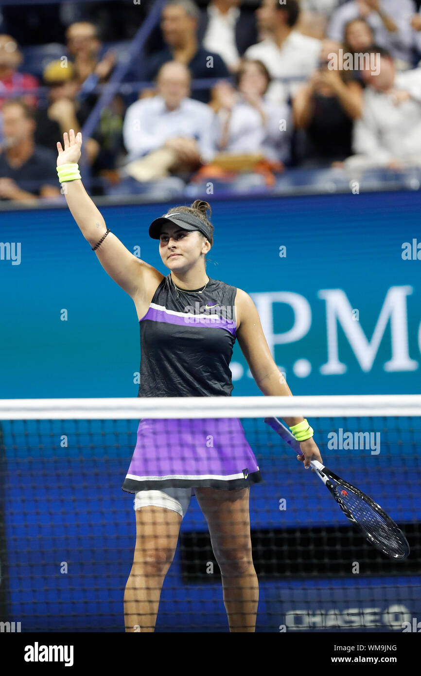 New York, Stati Uniti d'America. 4 Sep, 2019. Bianca Andreescu festeggia dopo aver vinto il singolare femminile quarterfinal match tra Bianca Andreescu del Canada e Elise Mertens del Belgio al 2019 US Open in New York, Stati Uniti, Sett. 4, 2019. Credito: Li Muzi/Xinhua/Alamy Live News Foto Stock