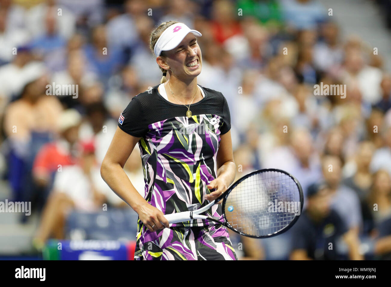 New York, Stati Uniti d'America. 4 Sep, 2019. Elise Mertens reagisce durante le donne singoli quarti match tra Bianca Andreescu del Canada e Elise Mertens del Belgio al 2019 US Open in New York, Stati Uniti, Sett. 4, 2019. Credito: Li Muzi/Xinhua/Alamy Live News Foto Stock