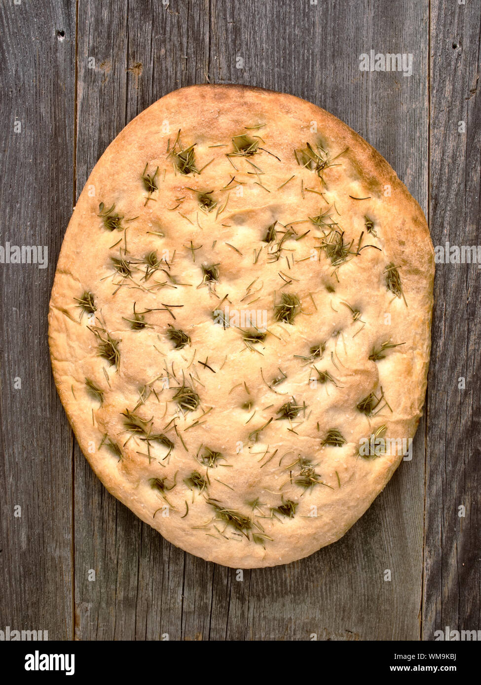 Close up rustico italiano rosmarino erbe pane foccacia Foto Stock