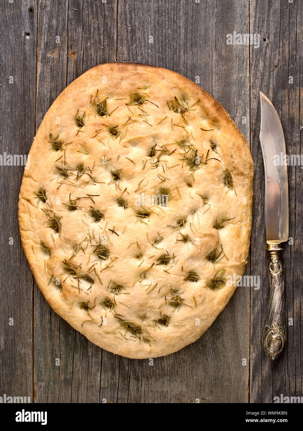 Close up rustico italiano rosmarino erbe pane foccacia Foto Stock