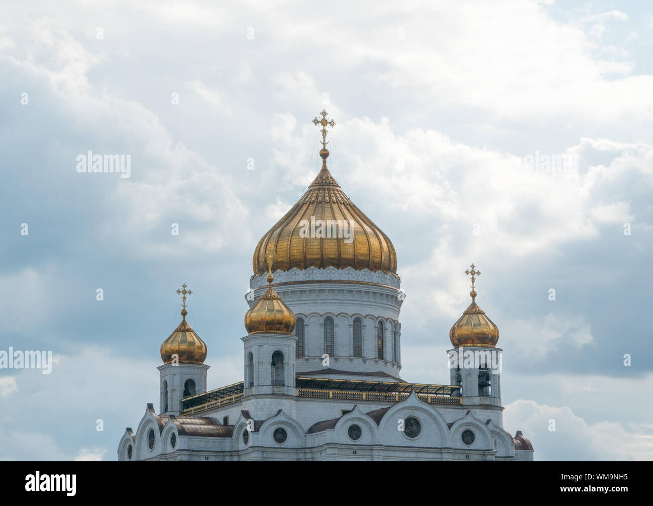 Cupole dorate della chiesa con croci contro il cielo Foto Stock
