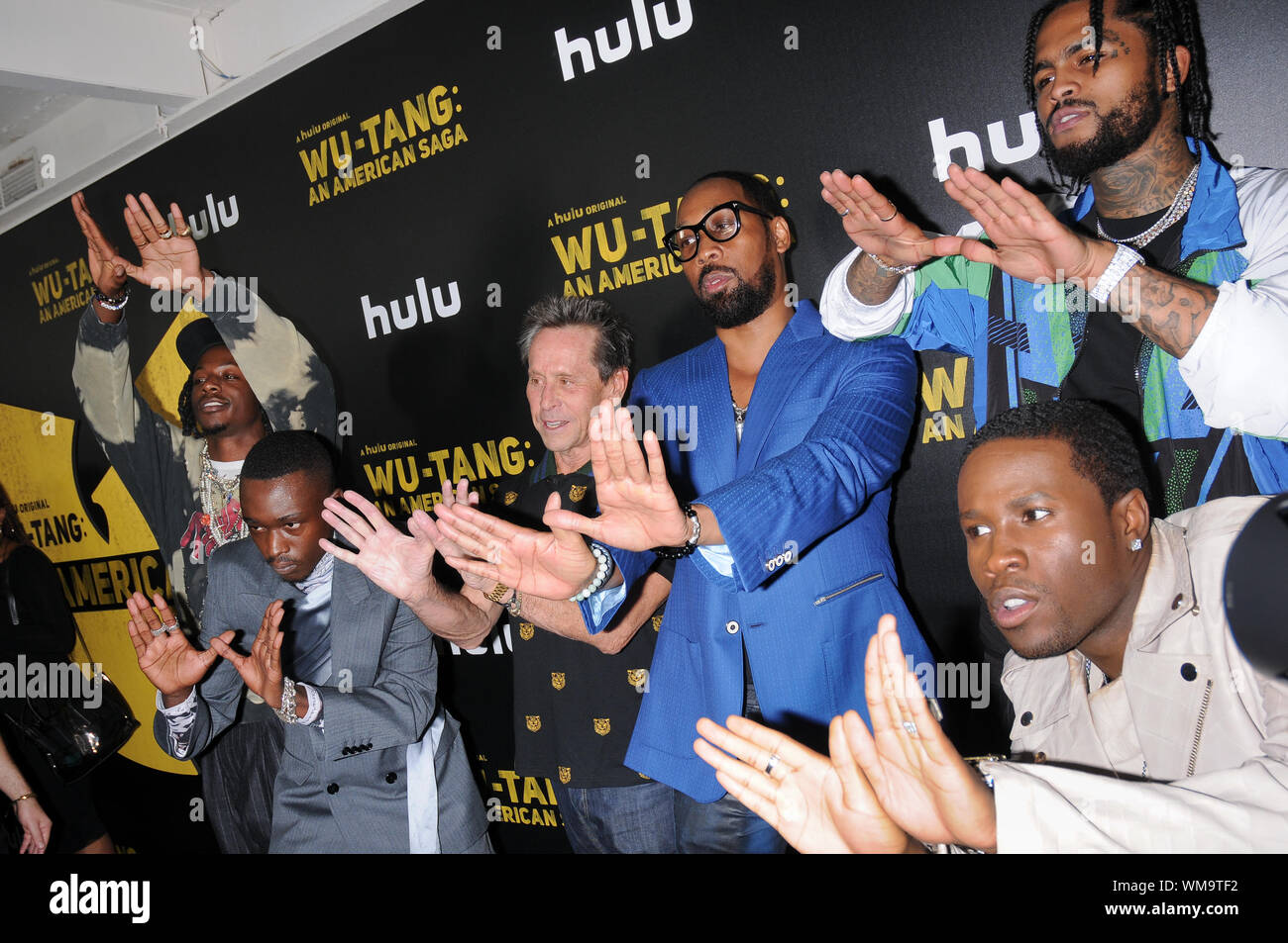 New York, Stati Uniti. 05 Sep, 2019. (L-R) Joey Badass (Jo-Vaughn Virginie Scott), Ashton Sanders, Brian Grazer, RZA (Robert Fitzgerald Diggs), Dave Est (David Brewster Jr.) e Shameik Moore frequentare Wu-Tang: Un American Saga Premiere detenute a Metrograph in New York City. Credito: SOPA Immagini limitata/Alamy Live News Foto Stock