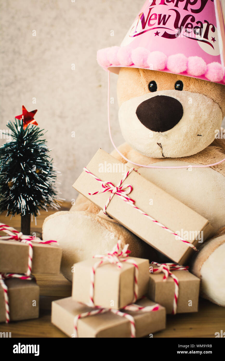 Close-up di regali di Natale e orso di peluche sul tavolo Foto Stock