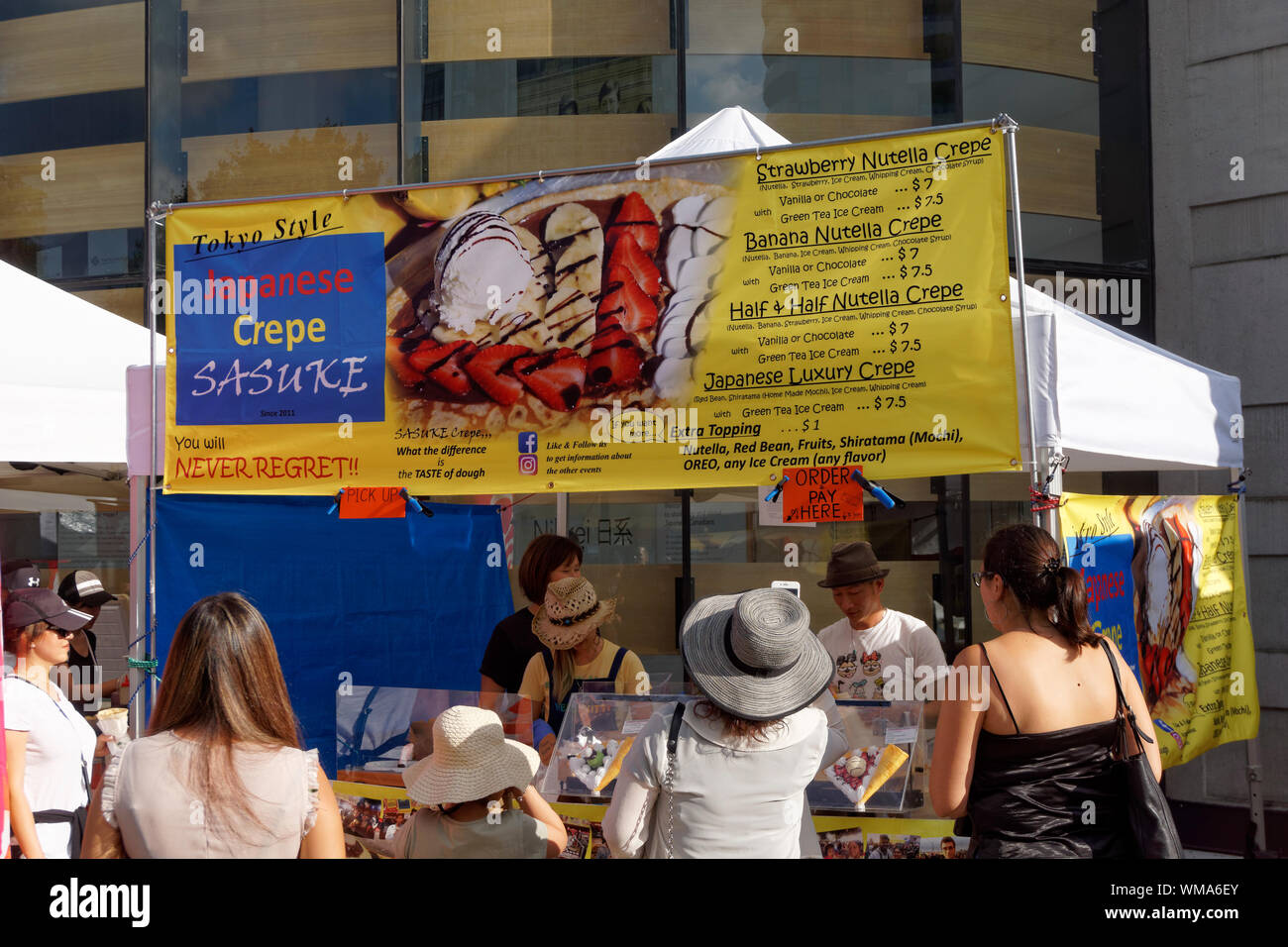 Persone che acquistano crepes giapponesi a un cibo in stallo a2019 Nikkei Matsuri festival, Nikkei centro culturale, Burnaby, Vancouver, BC, Canada Foto Stock