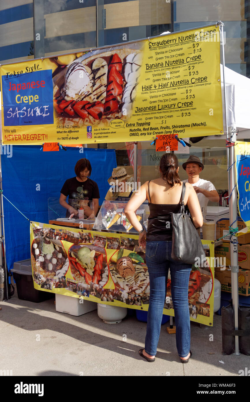 Donna Giapponese di ordinazione crepes a una pressione di stallo alimentare al2019 Nikkei Matsuri festival, Nikkei centro culturale, Burnaby, Vancouver, BC, Canada Foto Stock