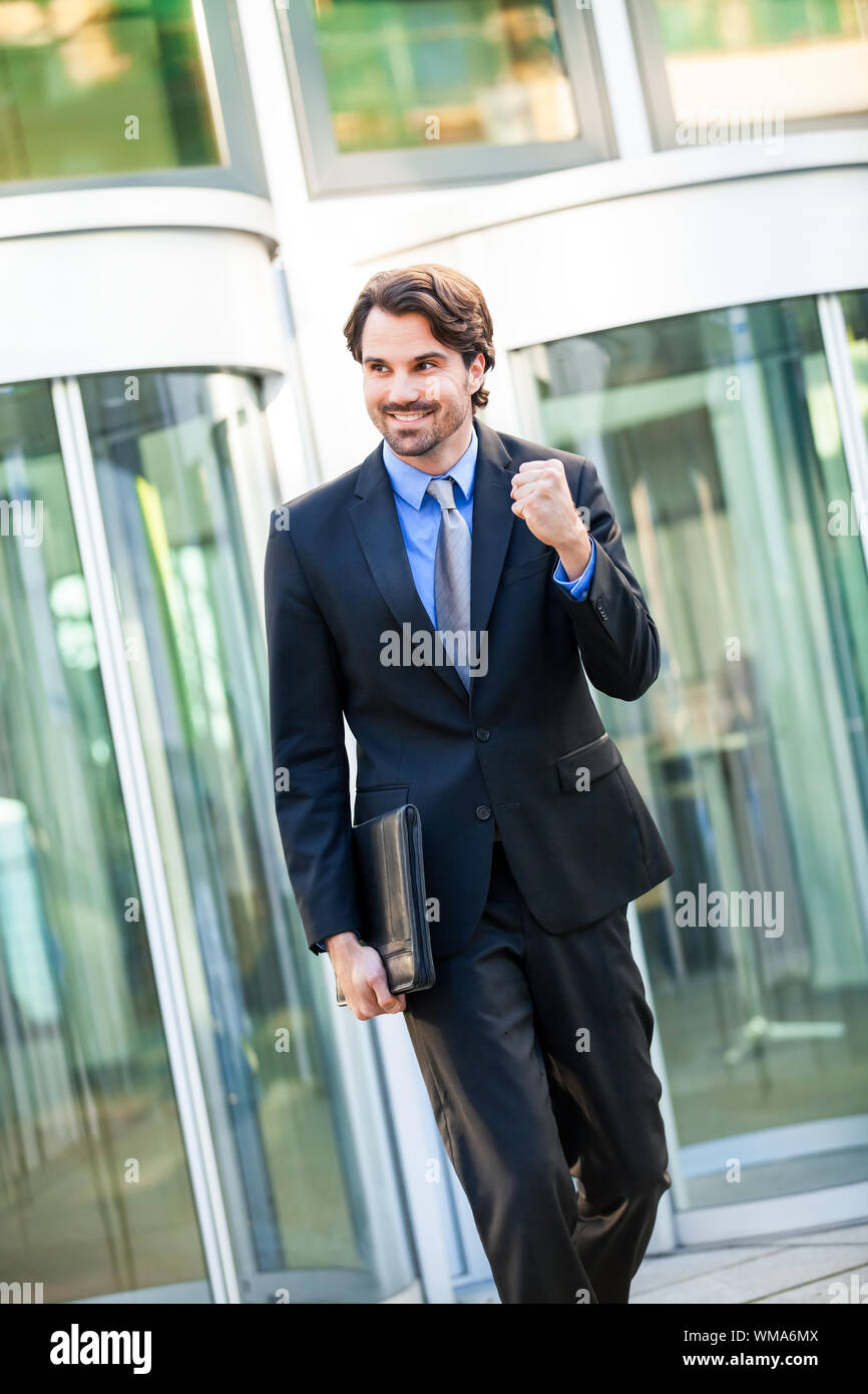 Imprenditore motivato la punzonatura l'aria Foto Stock