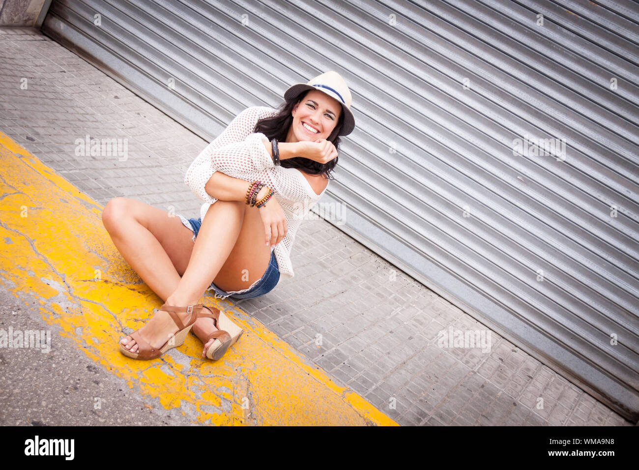 Sorridente ragazza felice outdoor lifestyle Foto Stock